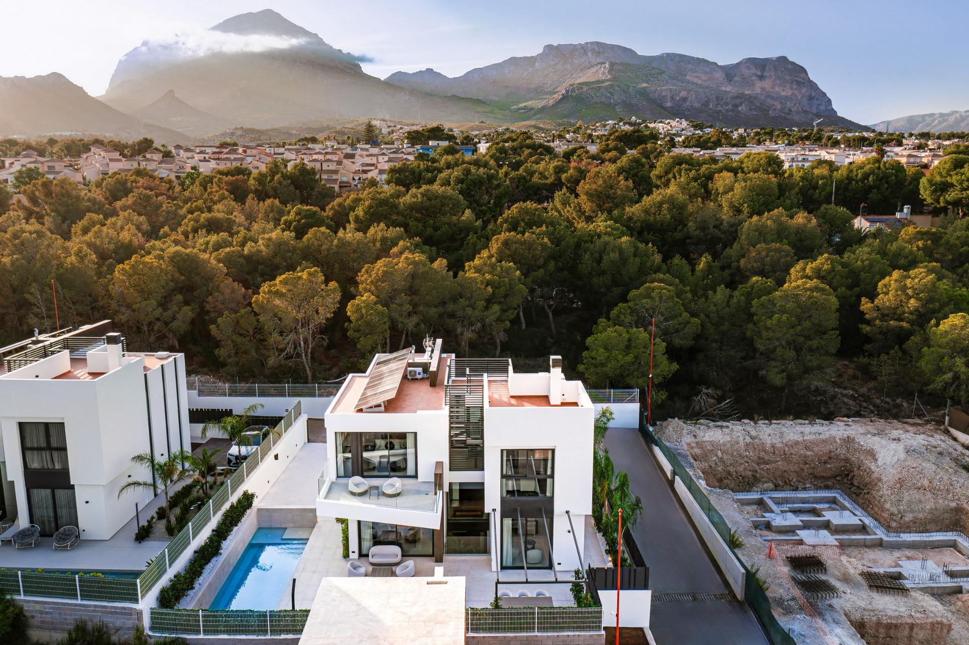 Exclusivas villas de nueva construcción con piscina privada en La Nucía, cerca de Benidorm Comunidad residencial premium cerrada con seguridad inigualable Presentamos una exclusiva colección de s...