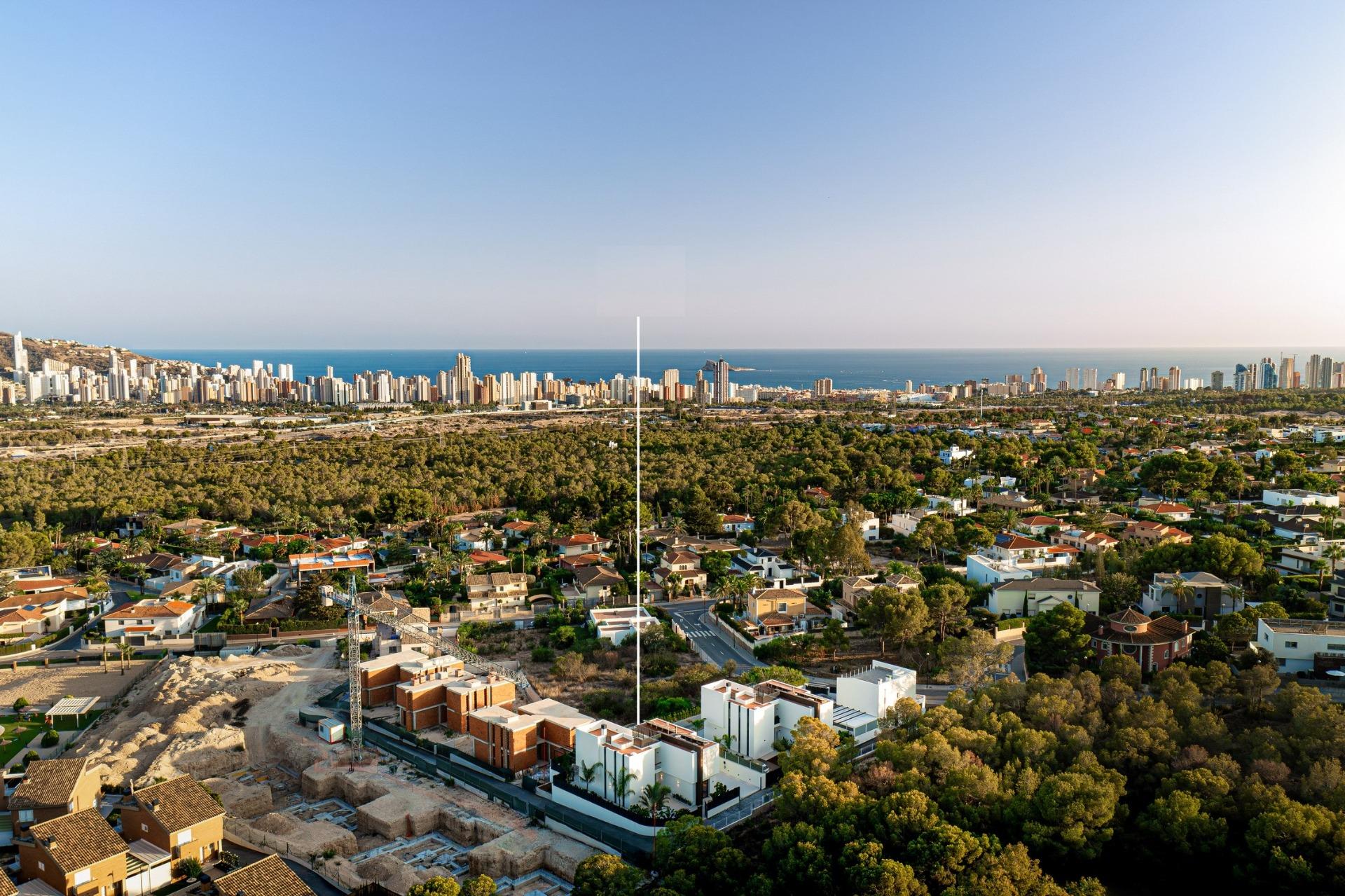 Exclusivas villas de nueva construcción con piscina privada en La Nucía, cerca de Benidorm Comunidad residencial premium cerrada con seguridad inigualable Presentamos una exclusiva colección de s...