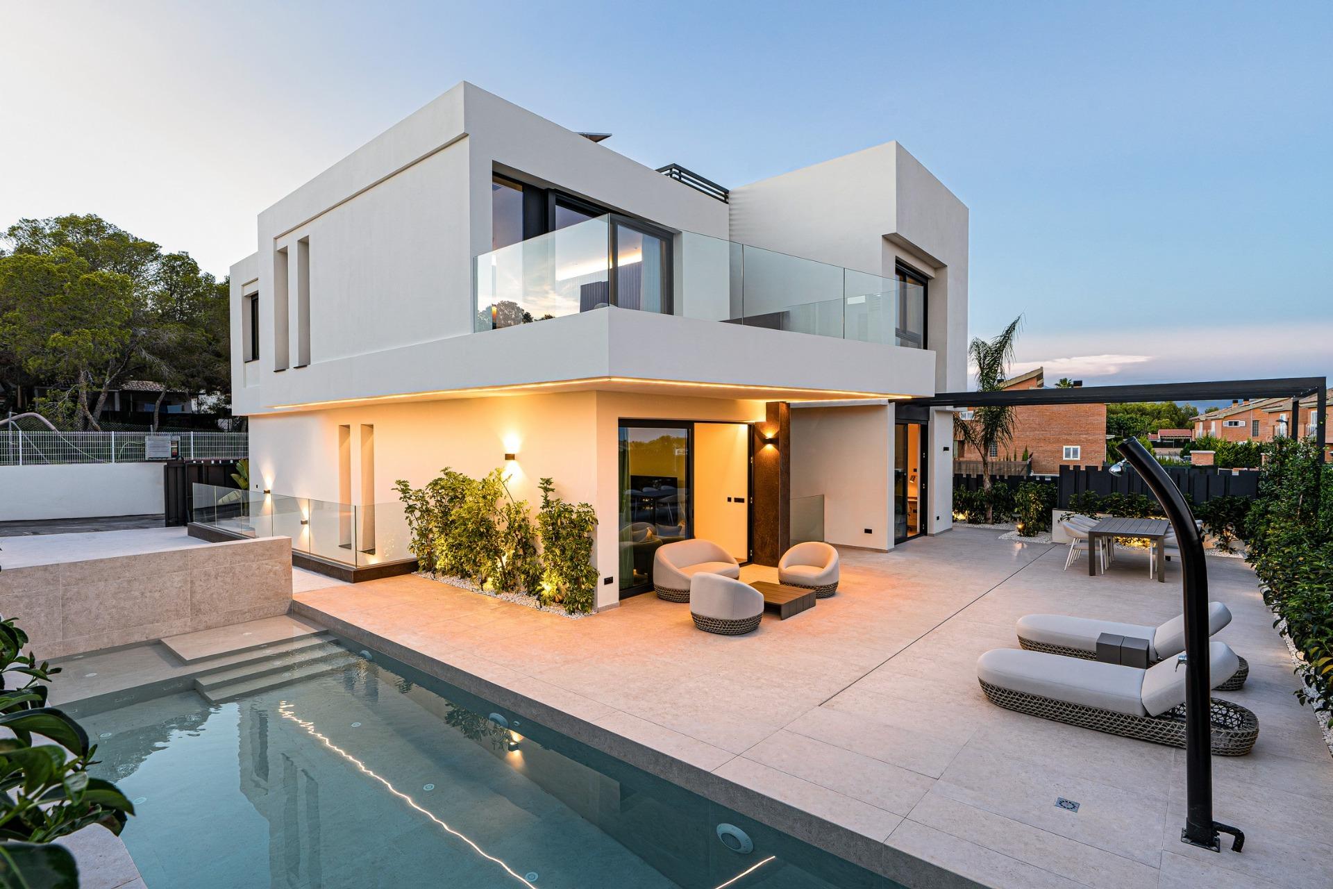Exclusivas villas de nueva construcción con piscina privada en La Nucía, cerca de Benidorm Comunidad residencial premium cerrada con seguridad inigualable Presentamos una exclusiva colección de s...