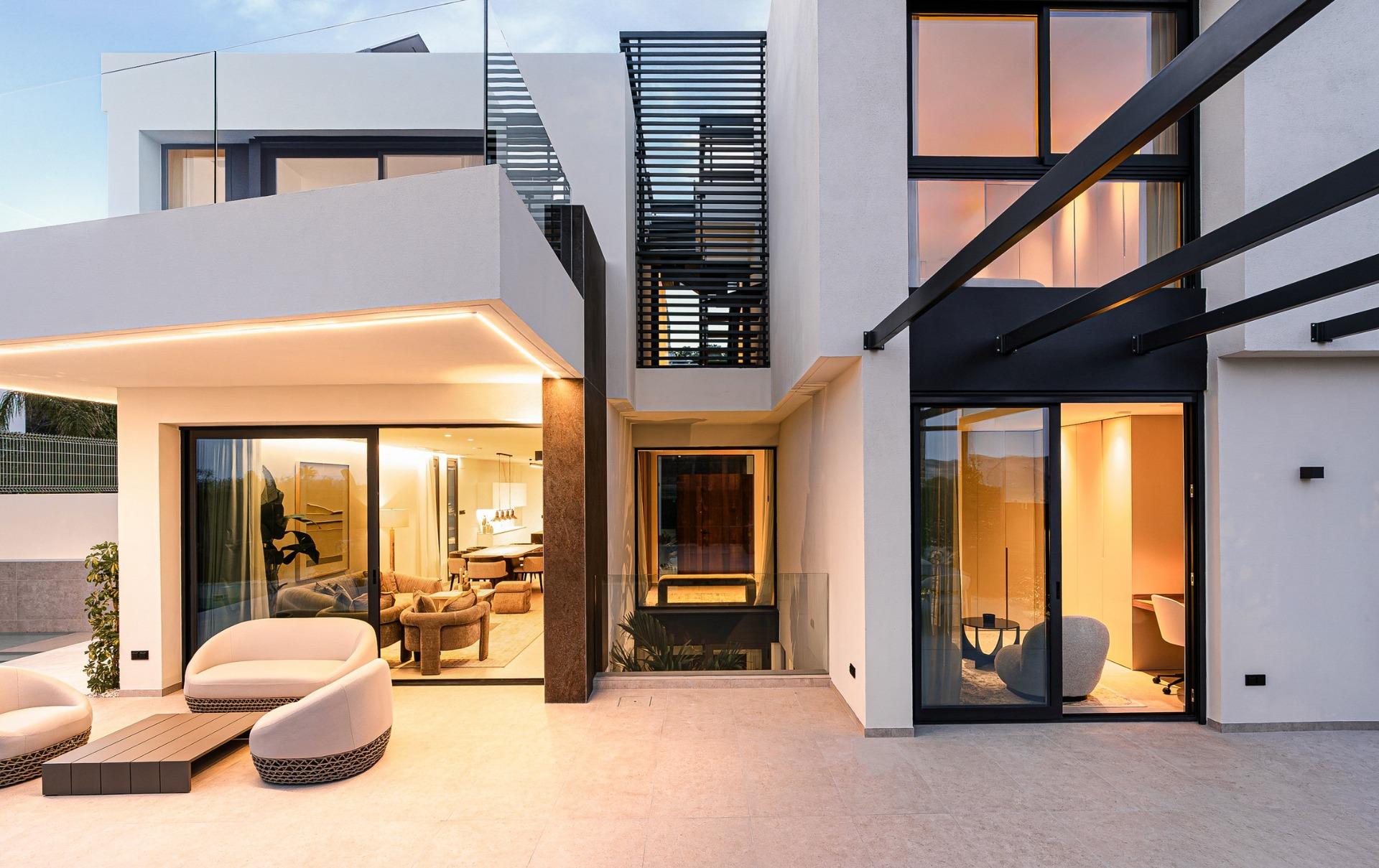 Exclusivas villas de nueva construcción con piscina privada en La Nucía, cerca de Benidorm Comunidad residencial premium cerrada con seguridad inigualable Presentamos una exclusiva colección de s...