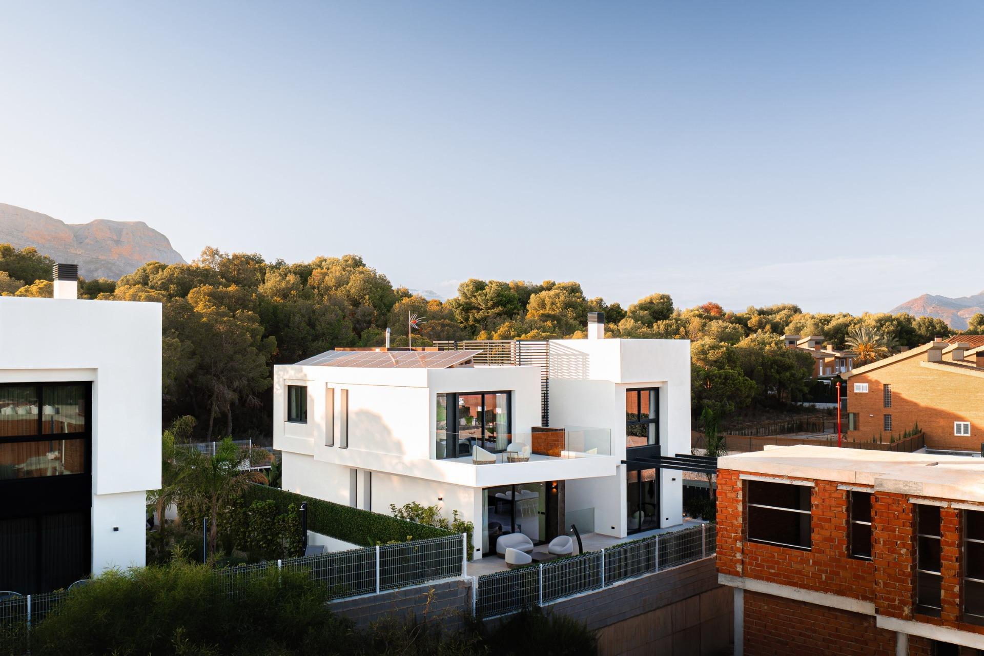 Exclusivas villas de nueva construcción con piscina privada en La Nucía, cerca de Benidorm Comunidad residencial premium cerrada con seguridad inigualable Presentamos una exclusiva colección de s...