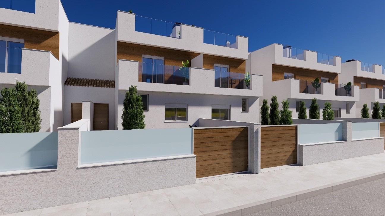 Casas adosadas de nueva construcción en primera línea de La Serena Golf en Los Alcázares