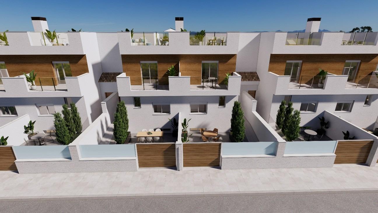 Casas adosadas de nueva construcción en primera línea de La Serena Golf en Los Alcázares