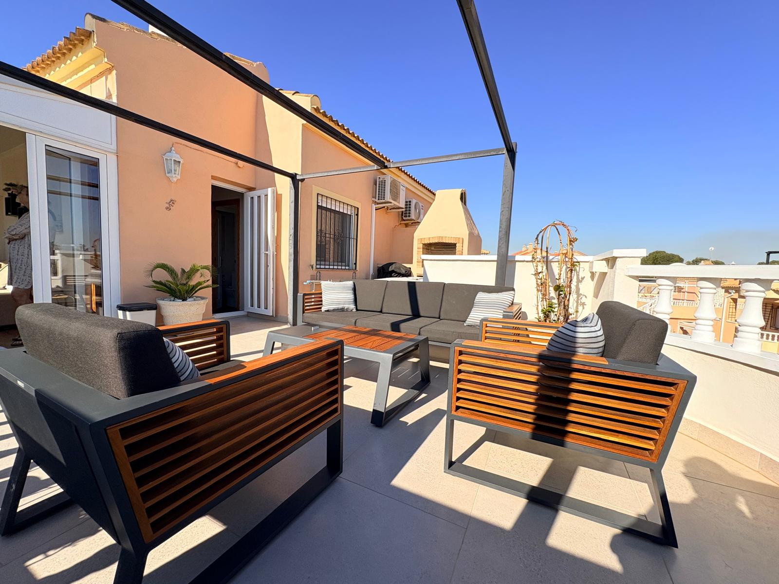 Tu Hogar de Ensueño en Orihuela Costa, Encantadora casa renovada en La Fuente, Orihuela Costa. 3 dorm, salón luminoso, cocina moderna. ¡Tu hogar ideal en Alicante! Inversión inteligente.