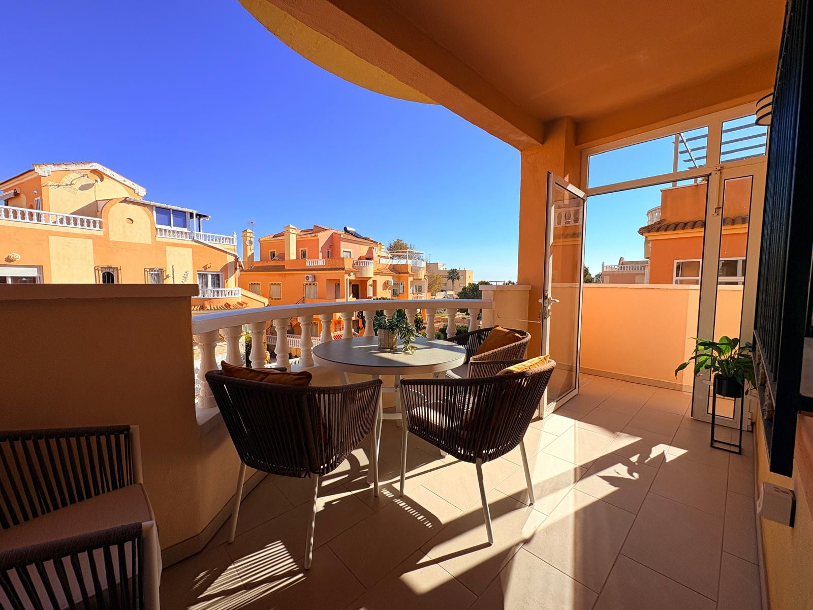 Tu Hogar de Ensueño en Orihuela Costa, Encantadora casa renovada en La Fuente, Orihuela Costa. 3 dorm, salón luminoso, cocina moderna. ¡Tu hogar ideal en Alicante! Inversión inteligente.
