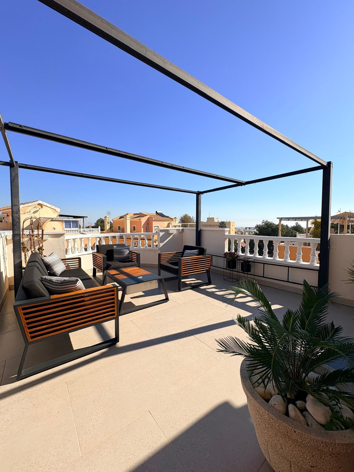 Tu Hogar de Ensueño en Orihuela Costa, Encantadora casa renovada en La Fuente, Orihuela Costa. 3 dorm, salón luminoso, cocina moderna. ¡Tu hogar ideal en Alicante! Inversión inteligente.