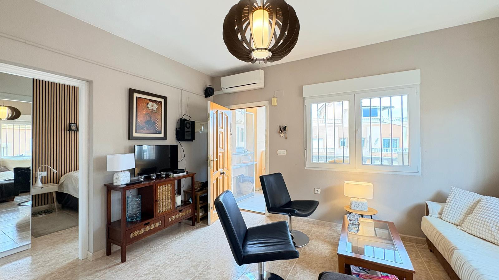 Tu Hogar de Ensueño en Orihuela Costa, Encantadora casa renovada en La Fuente, Orihuela Costa. 3 dorm, salón luminoso, cocina moderna. ¡Tu hogar ideal en Alicante! Inversión inteligente.