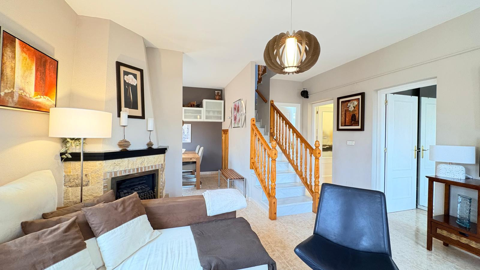 Tu Hogar de Ensueño en Orihuela Costa, Encantadora casa renovada en La Fuente, Orihuela Costa. 3 dorm, salón luminoso, cocina moderna. ¡Tu hogar ideal en Alicante! Inversión inteligente.