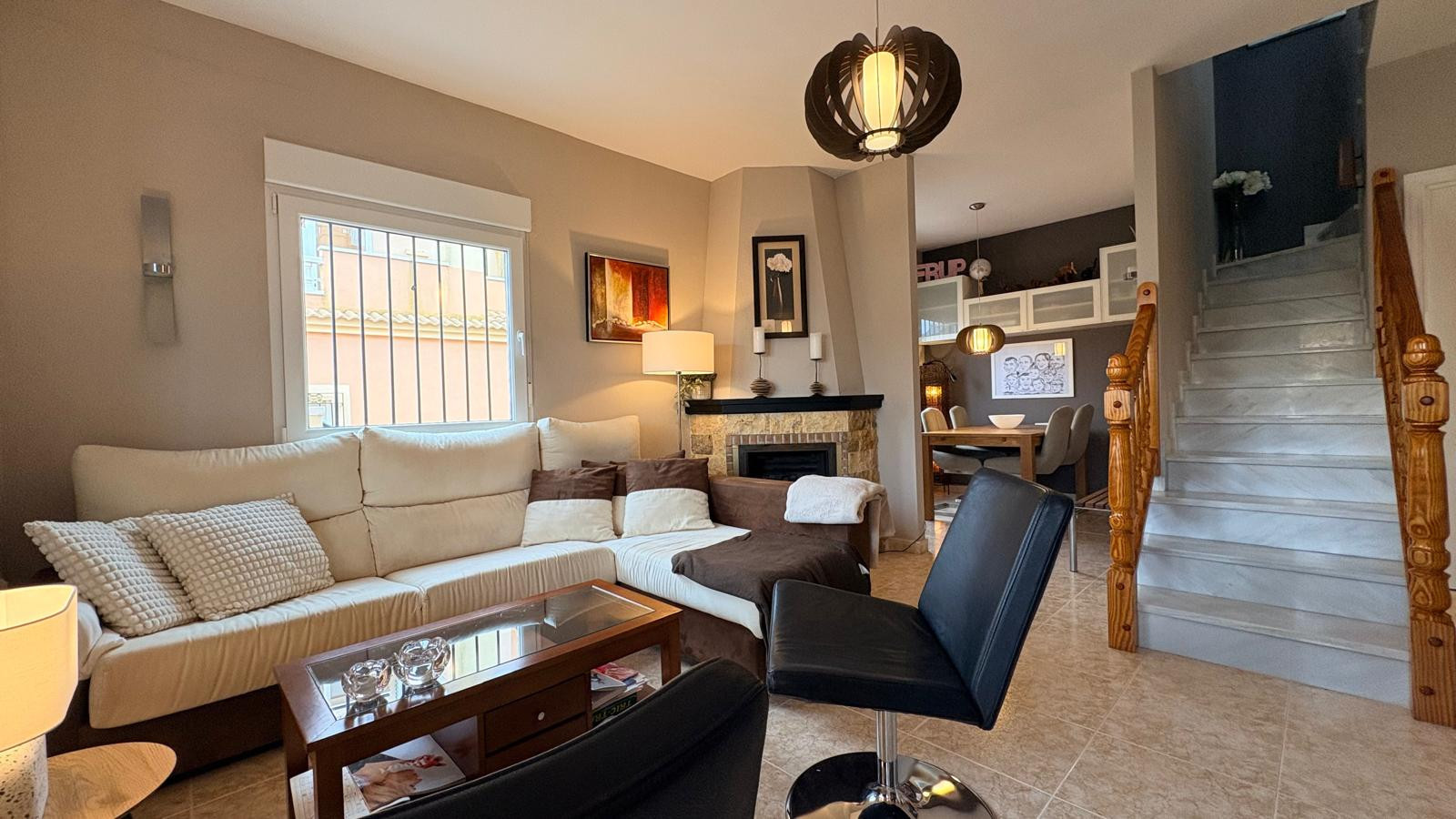 Tu Hogar de Ensueño en Orihuela Costa, Encantadora casa renovada en La Fuente, Orihuela Costa. 3 dorm, salón luminoso, cocina moderna. ¡Tu hogar ideal en Alicante! Inversión inteligente.
