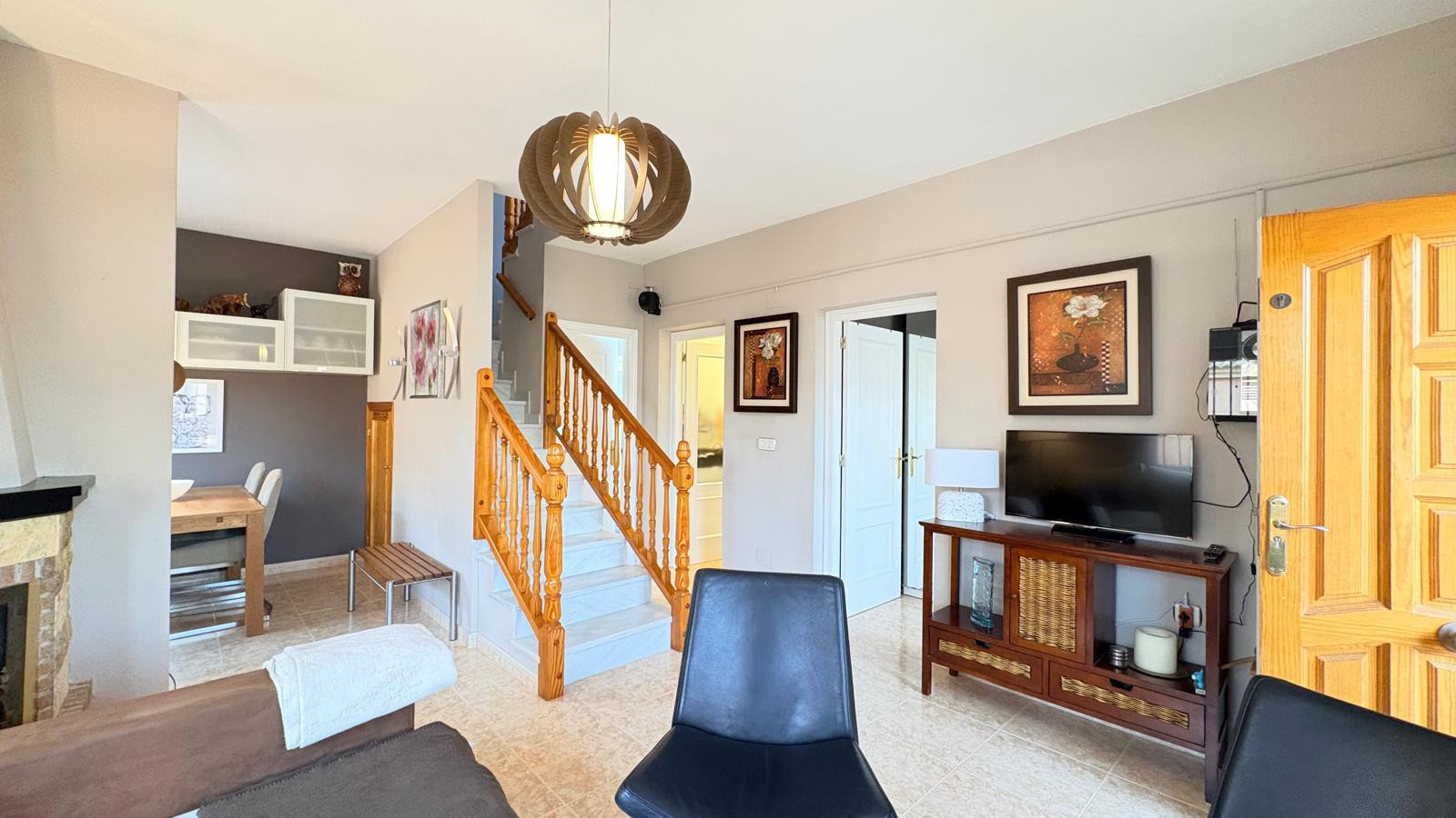 Tu Hogar de Ensueño en Orihuela Costa, Encantadora casa renovada en La Fuente, Orihuela Costa. 3 dorm, salón luminoso, cocina moderna. ¡Tu hogar ideal en Alicante! Inversión inteligente.