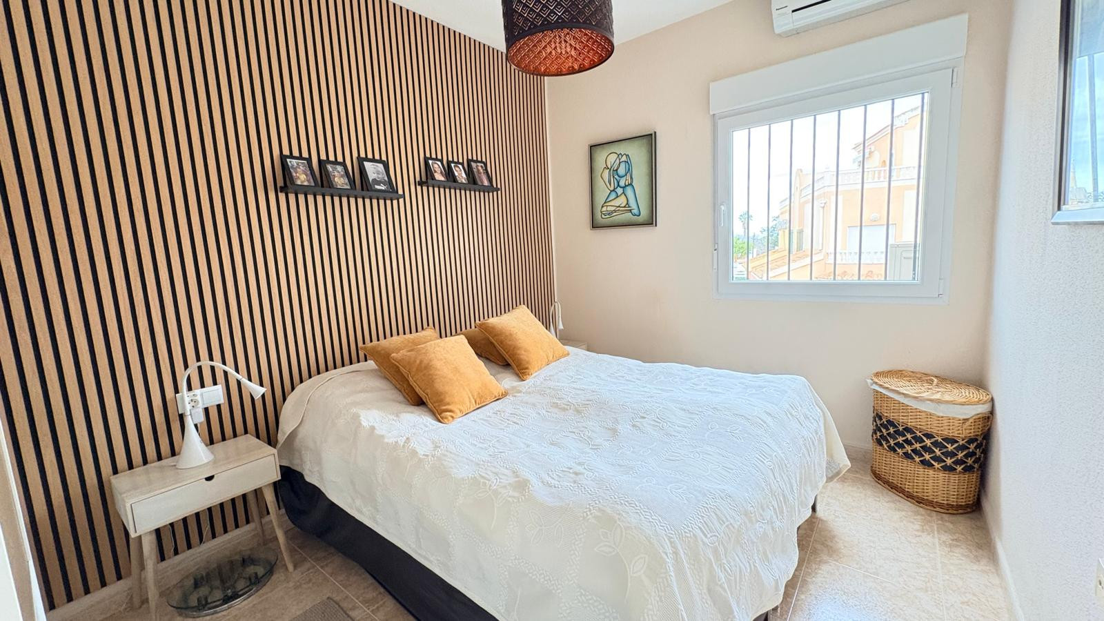 Tu Hogar de Ensueño en Orihuela Costa, Encantadora casa renovada en La Fuente, Orihuela Costa. 3 dorm, salón luminoso, cocina moderna. ¡Tu hogar ideal en Alicante! Inversión inteligente.