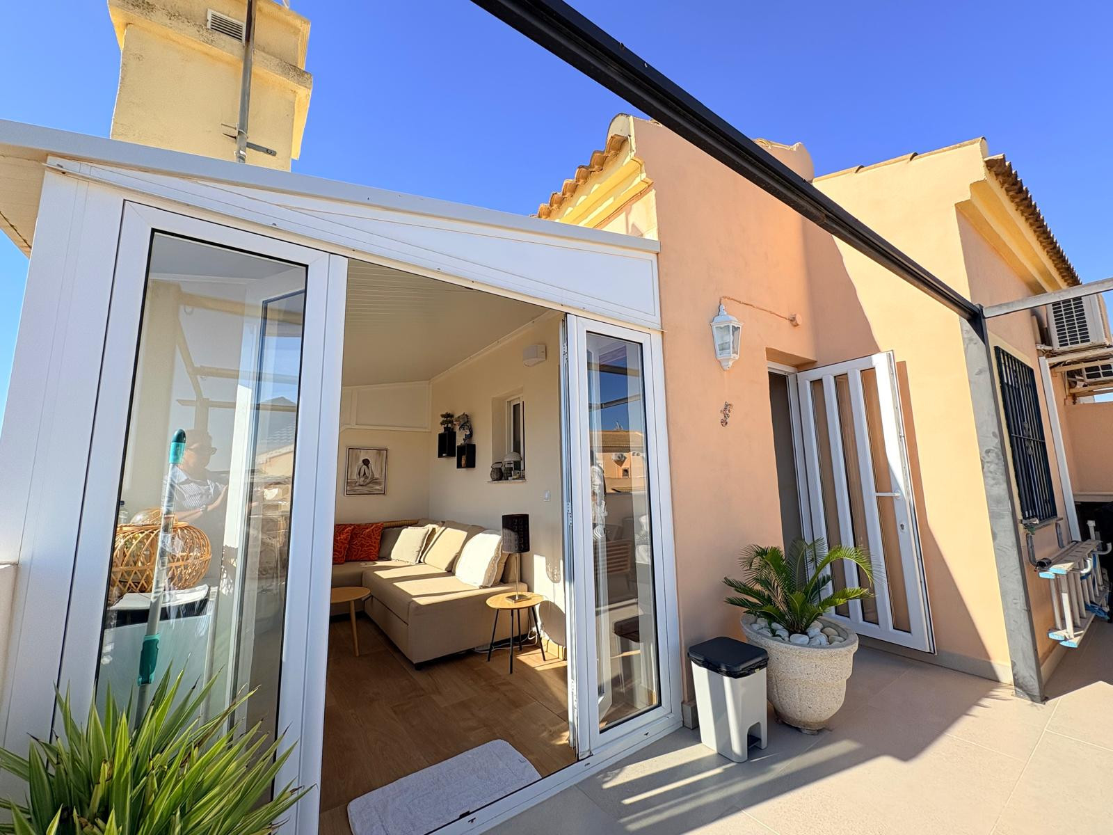 Tu Hogar de Ensueño en Orihuela Costa, Encantadora casa renovada en La Fuente, Orihuela Costa. 3 dorm, salón luminoso, cocina moderna. ¡Tu hogar ideal en Alicante! Inversión inteligente.