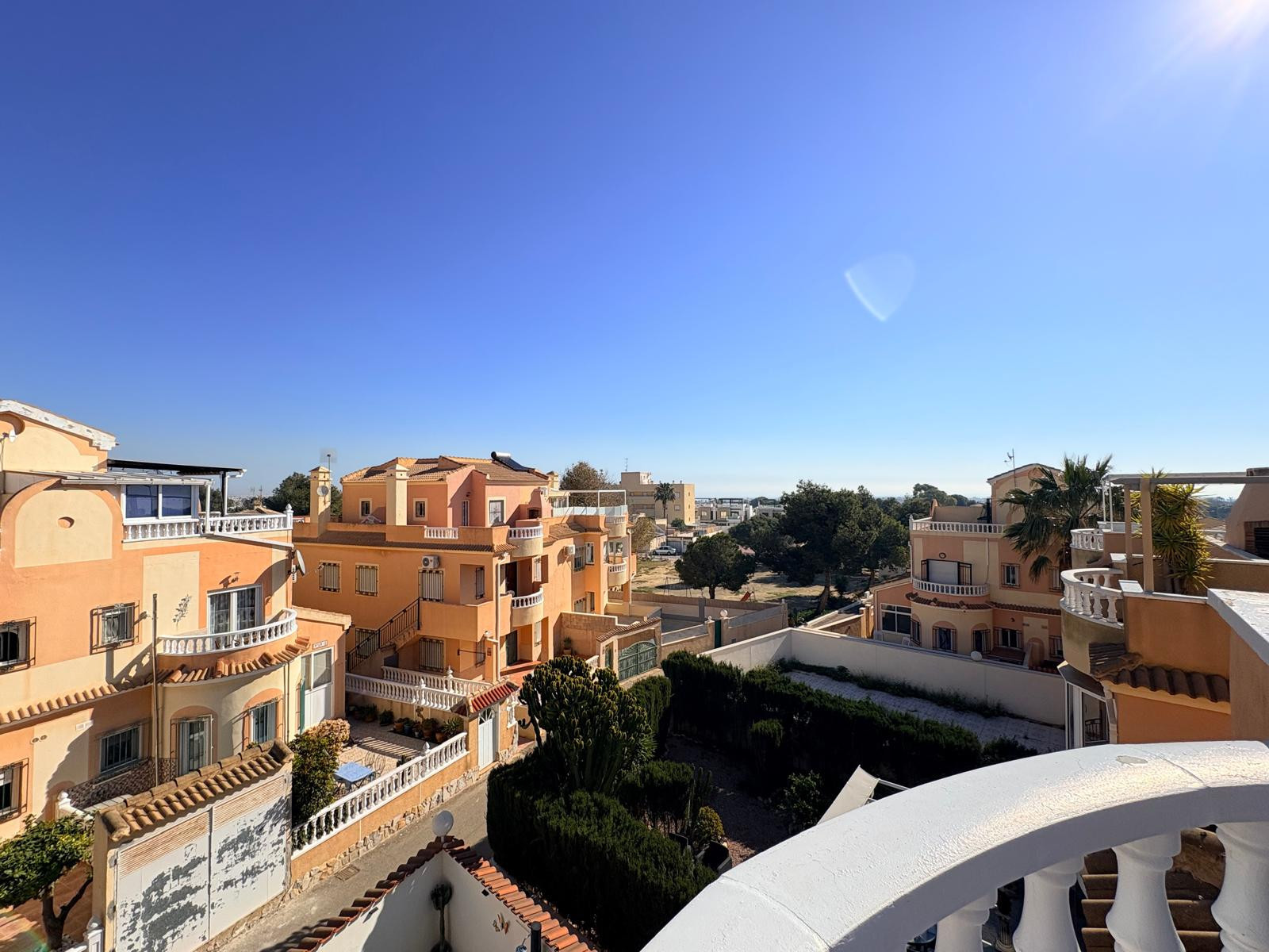 Tu Hogar de Ensueño en Orihuela Costa, Encantadora casa renovada en La Fuente, Orihuela Costa. 3 dorm, salón luminoso, cocina moderna. ¡Tu hogar ideal en Alicante! Inversión inteligente.