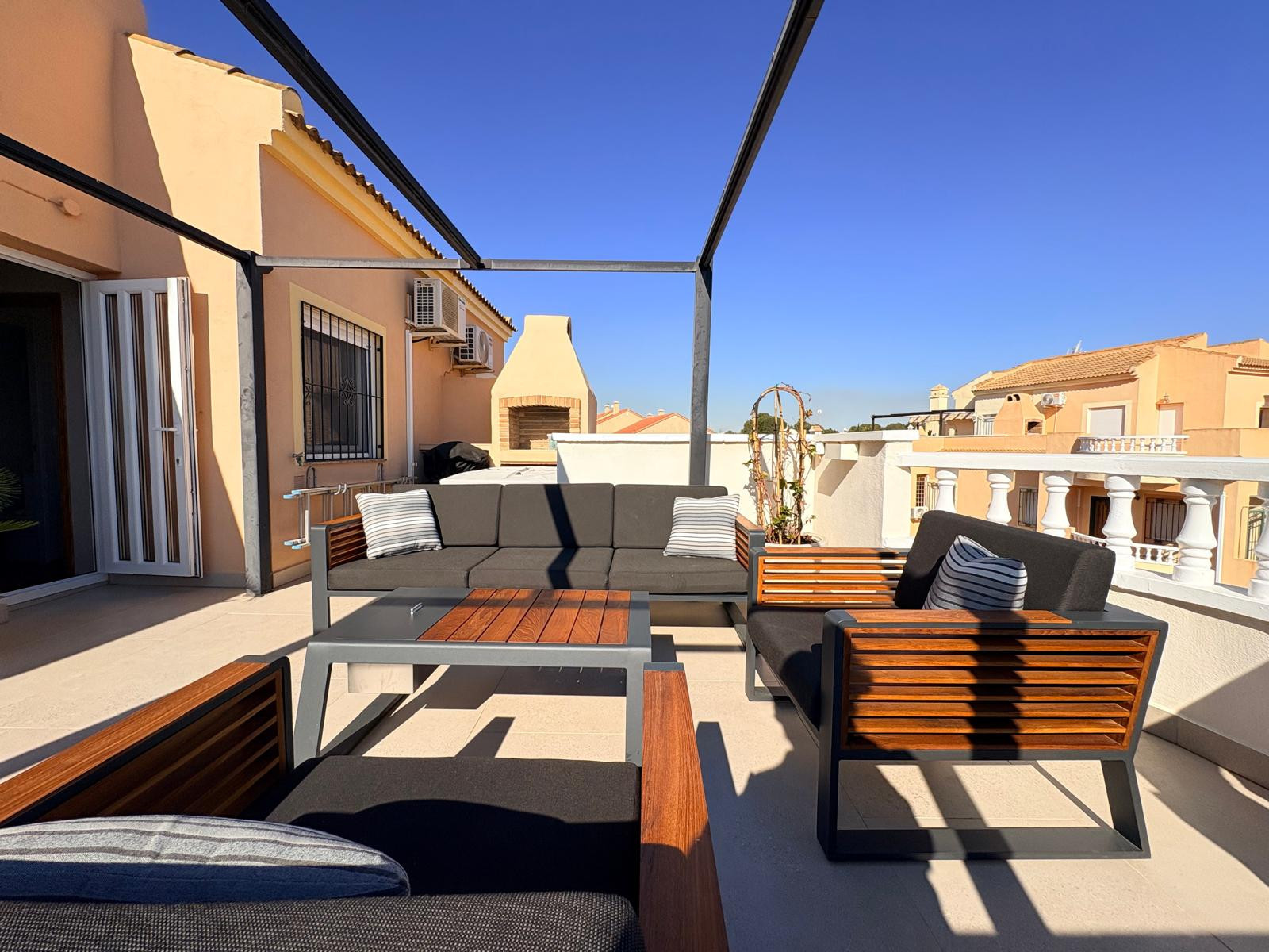 Tu Hogar de Ensueño en Orihuela Costa, Encantadora casa renovada en La Fuente, Orihuela Costa. 3 dorm, salón luminoso, cocina moderna. ¡Tu hogar ideal en Alicante! Inversión inteligente.