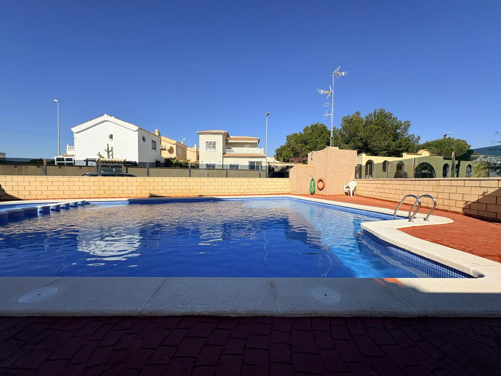 Tu Hogar de Ensueño en Orihuela Costa, Encantadora casa renovada en La Fuente, Orihuela Costa. 3 dorm, salón luminoso, cocina moderna. ¡Tu hogar ideal en Alicante! Inversión inteligente.