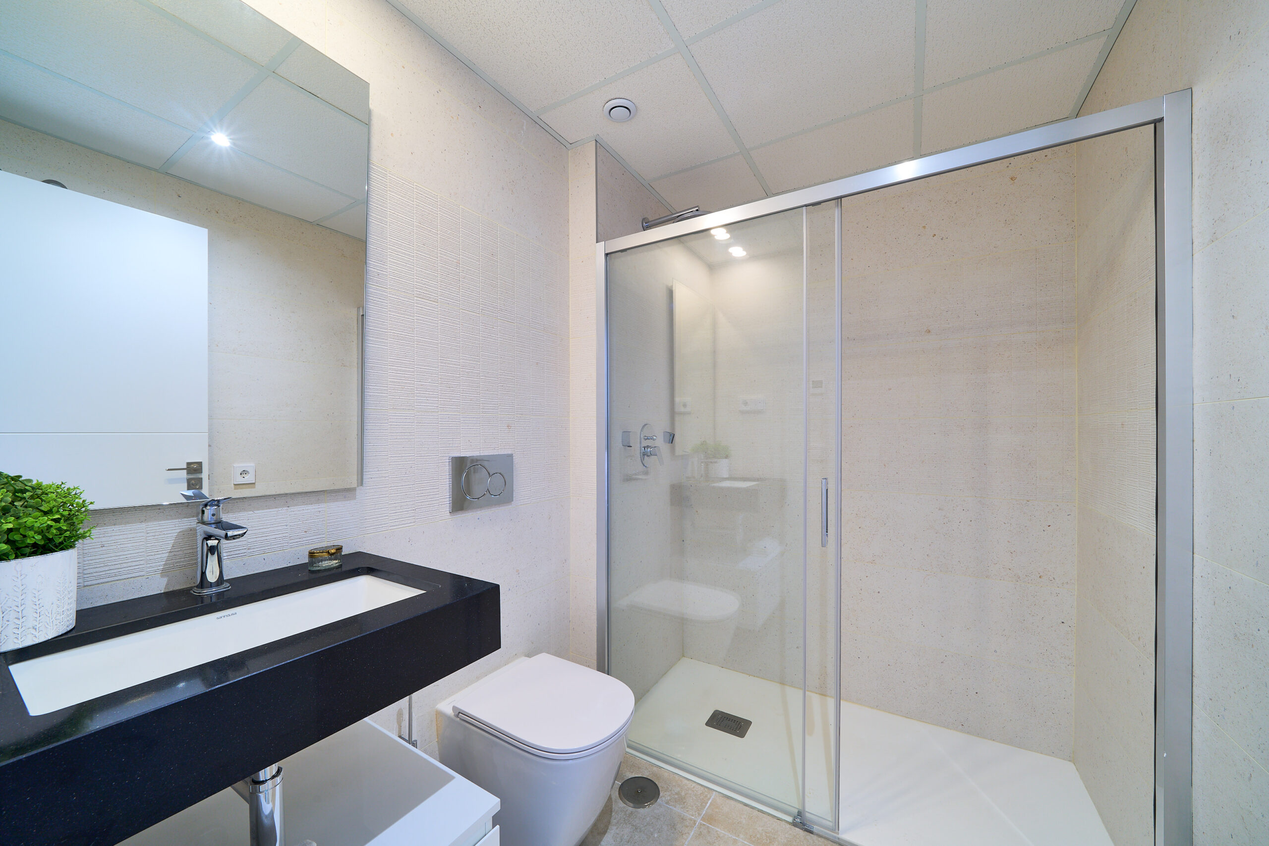 Apartamento Lujo Atalaya: Su Hogar Mediterráneo, Apartamento Key Ready en Atalaya, Estepona. Lujo mediterráneo, diseño moderno, terrazas, piscinas y golf. ¡Su hogar de ensueño en la Costa del Sol!