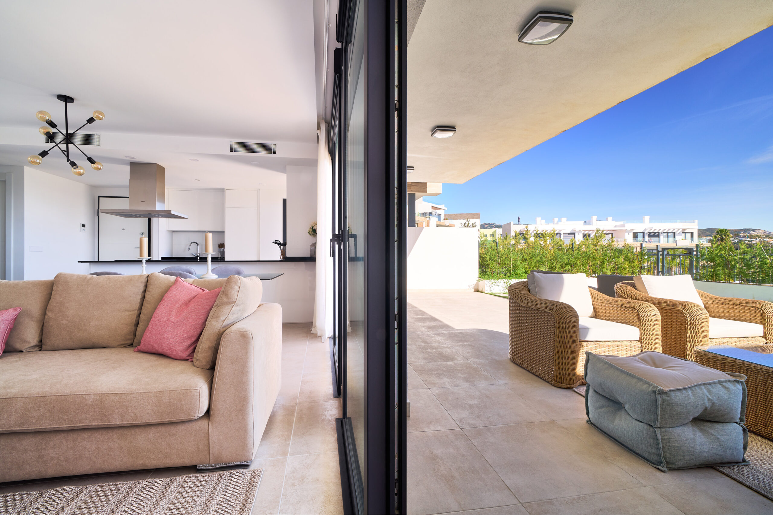 Apartamento Lujo Atalaya: Su Hogar Mediterráneo, Apartamento Key Ready en Atalaya, Estepona. Lujo mediterráneo, diseño moderno, terrazas, piscinas y golf. ¡Su hogar de ensueño en la Costa del Sol!