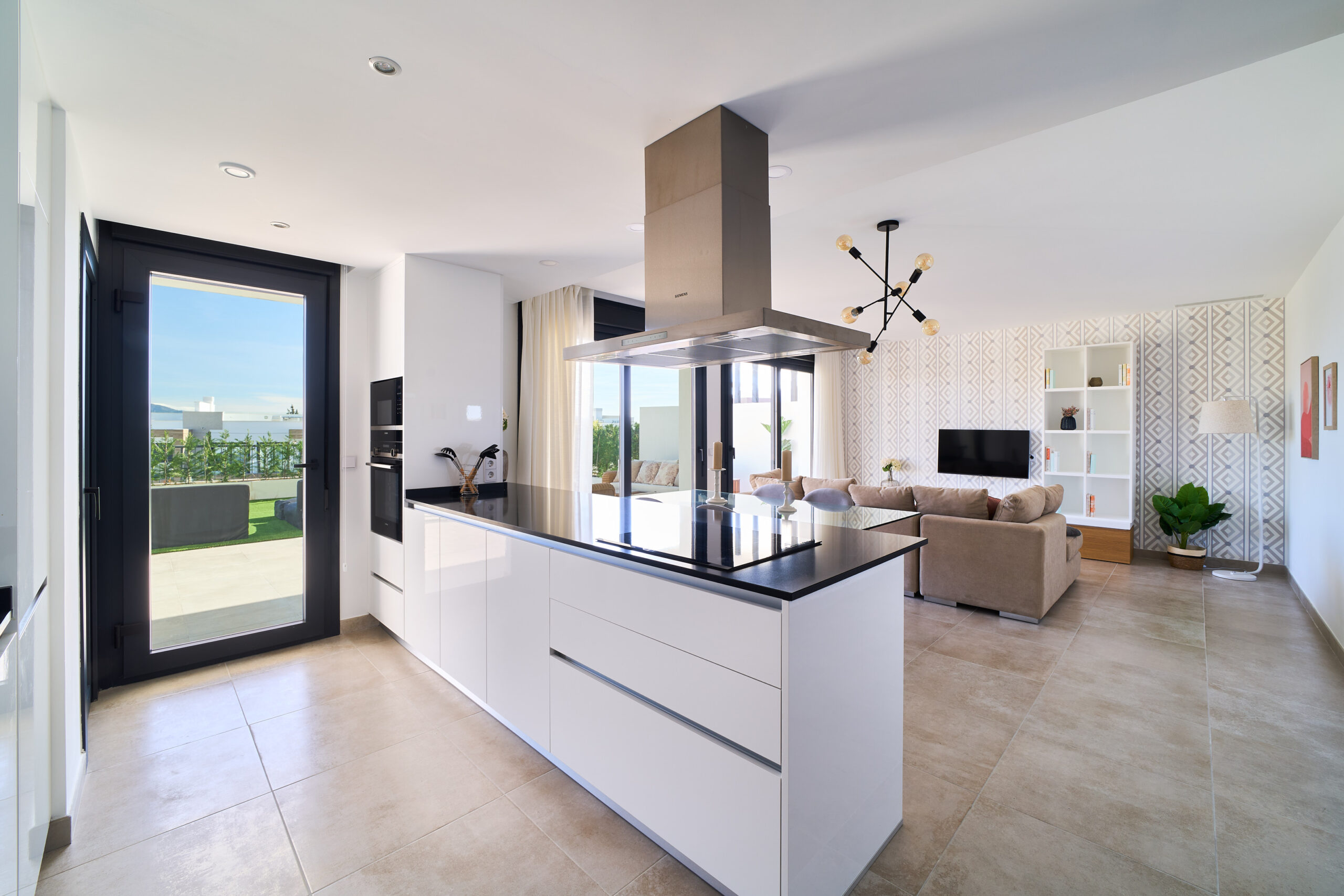 Apartamento Lujo Atalaya: Su Hogar Mediterráneo, Apartamento Key Ready en Atalaya, Estepona. Lujo mediterráneo, diseño moderno, terrazas, piscinas y golf. ¡Su hogar de ensueño en la Costa del Sol!