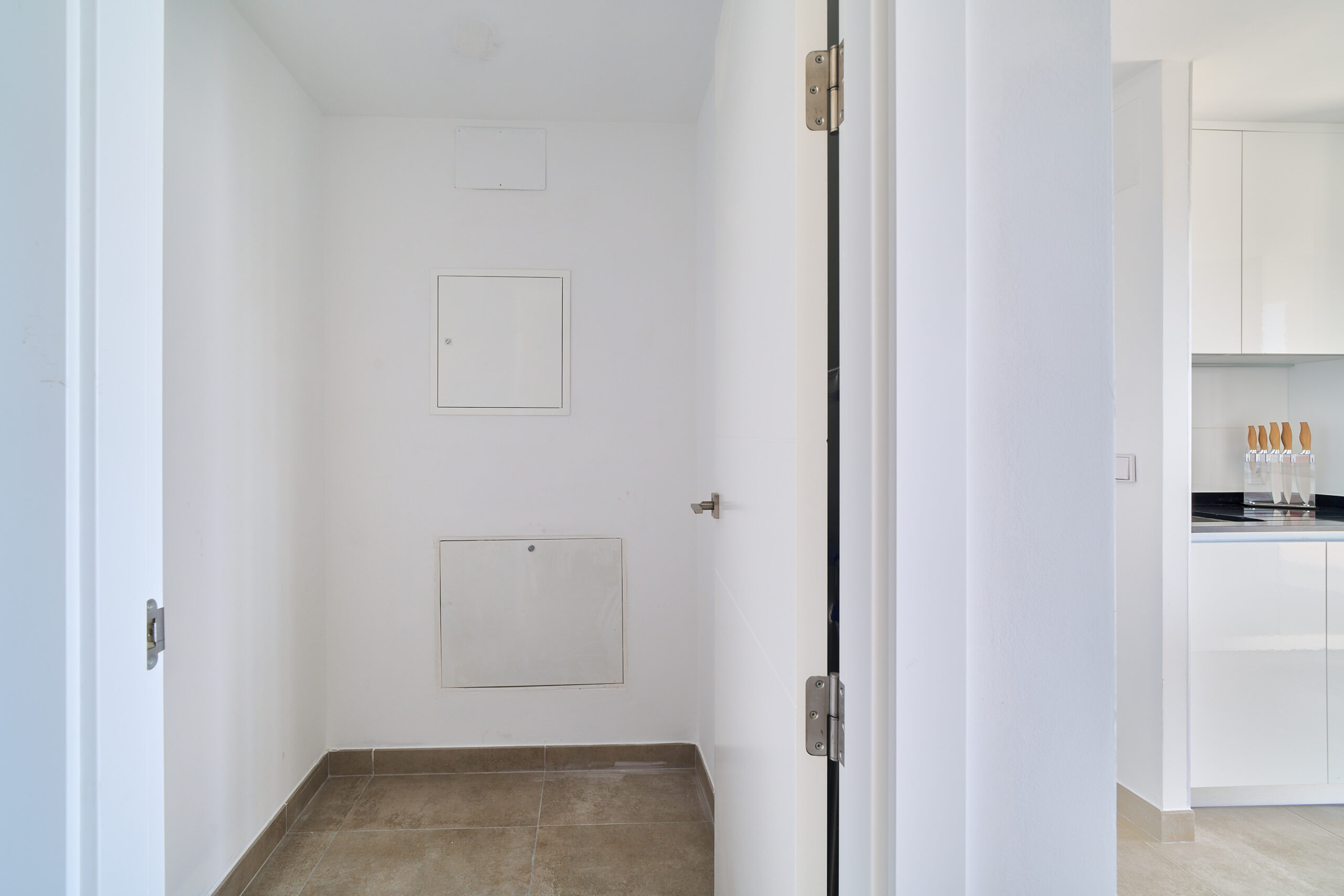 Apartamento Lujo Atalaya: Su Hogar Mediterráneo, Apartamento Key Ready en Atalaya, Estepona. Lujo mediterráneo, diseño moderno, terrazas, piscinas y golf. ¡Su hogar de ensueño en la Costa del Sol!