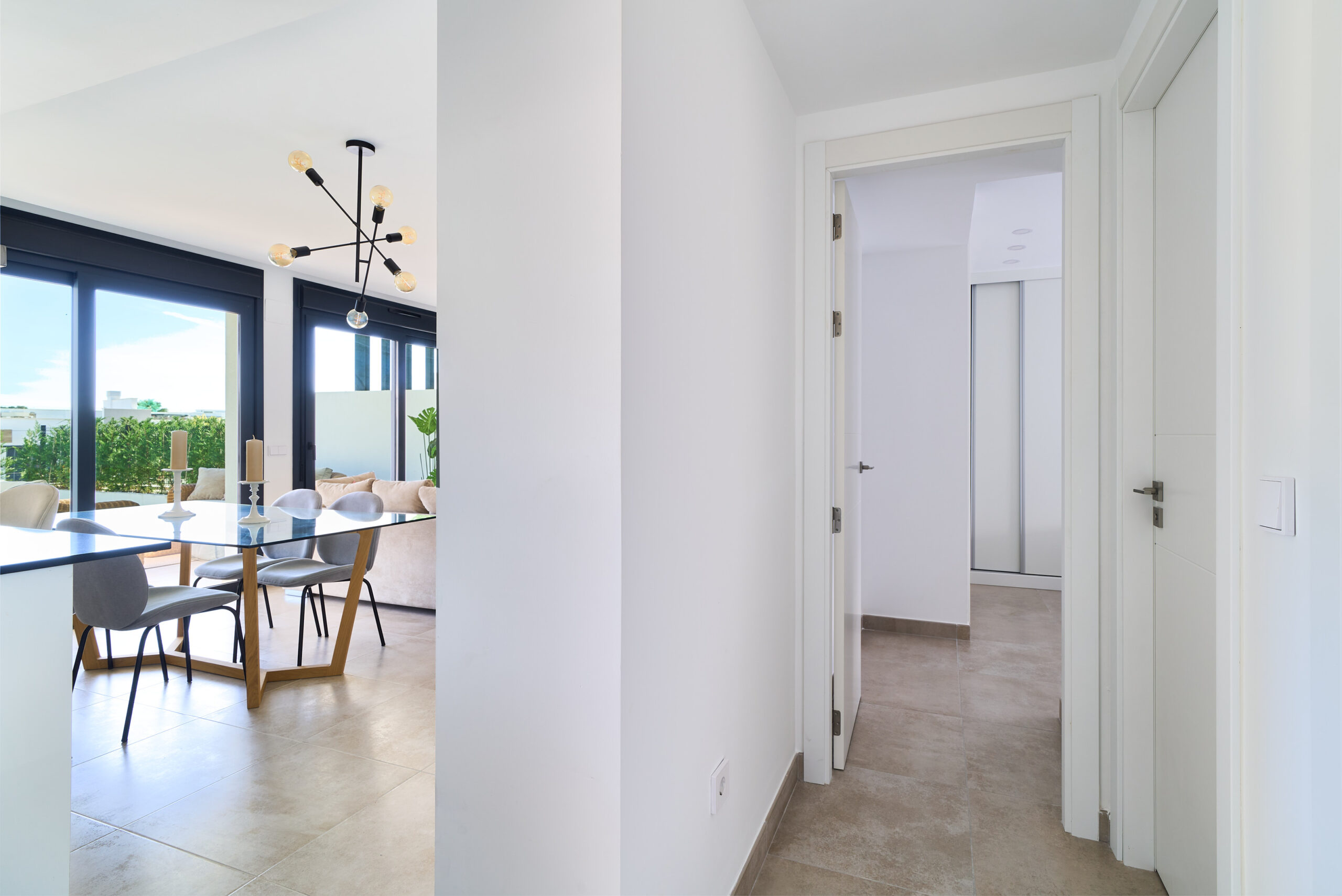 Apartamento Lujo Atalaya: Su Hogar Mediterráneo, Apartamento Key Ready en Atalaya, Estepona. Lujo mediterráneo, diseño moderno, terrazas, piscinas y golf. ¡Su hogar de ensueño en la Costa del Sol!