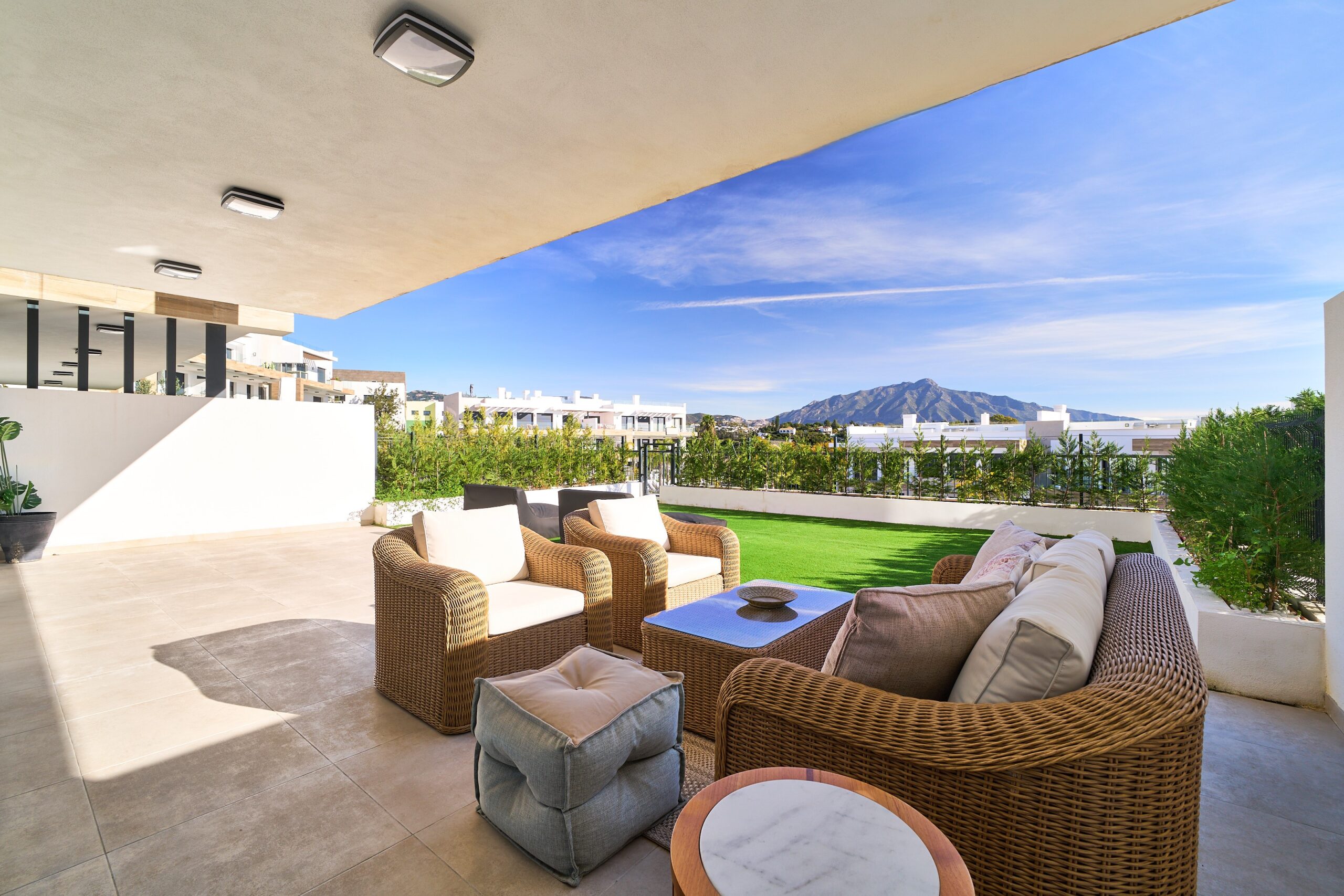 Apartamento Lujo Atalaya: Su Hogar Mediterráneo, Apartamento Key Ready en Atalaya, Estepona. Lujo mediterráneo, diseño moderno, terrazas, piscinas y golf. ¡Su hogar de ensueño en la Costa del Sol!
