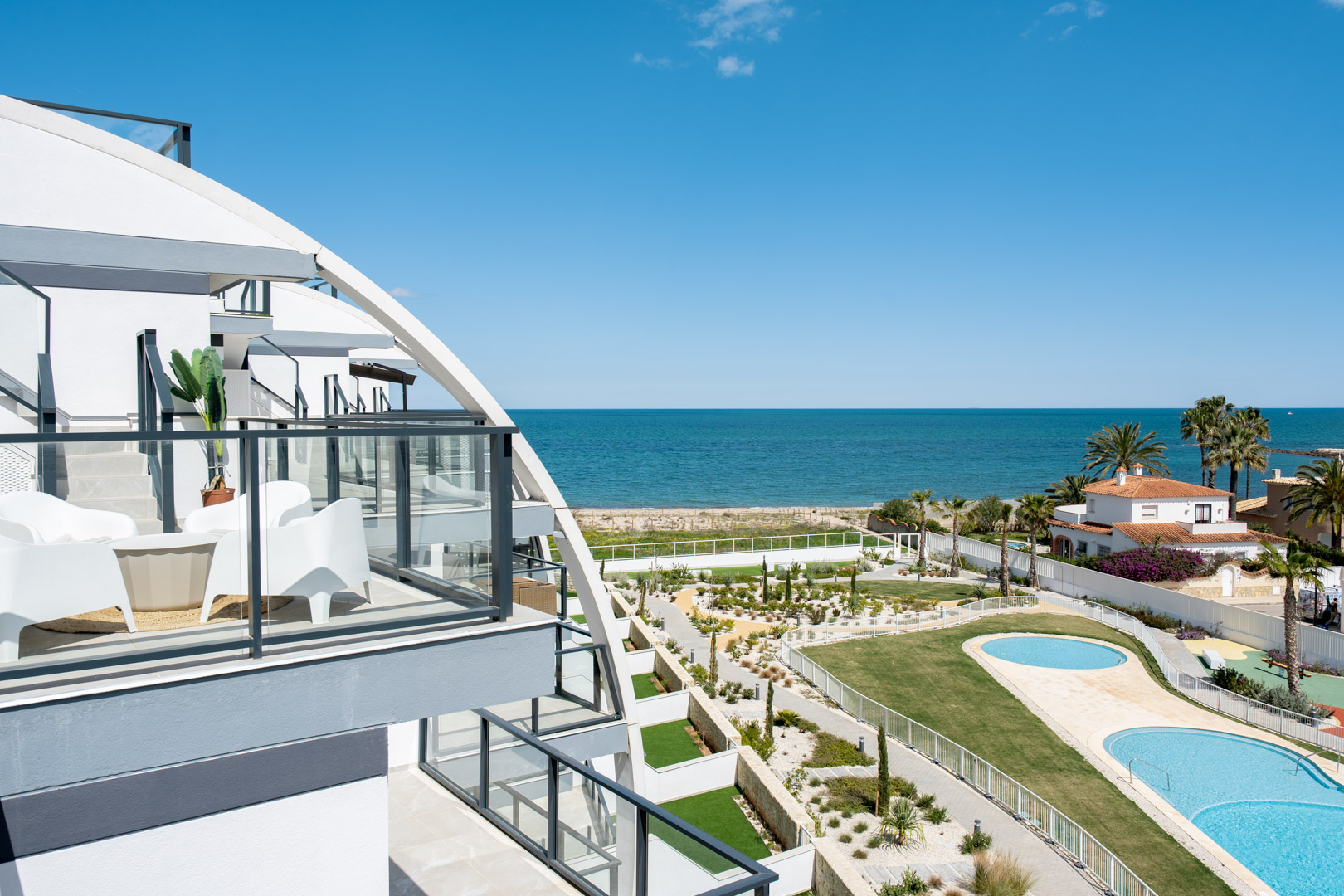 Ático de Lujo Frente al Mar con Vistas 360° en Denia, Ático de lujo en Denia, primera línea de playa. Disfruta de vistas panorámicas al mar y 360° desde su espectacular terraza en la azotea. 3 dorm, amueblado. ¡Tu