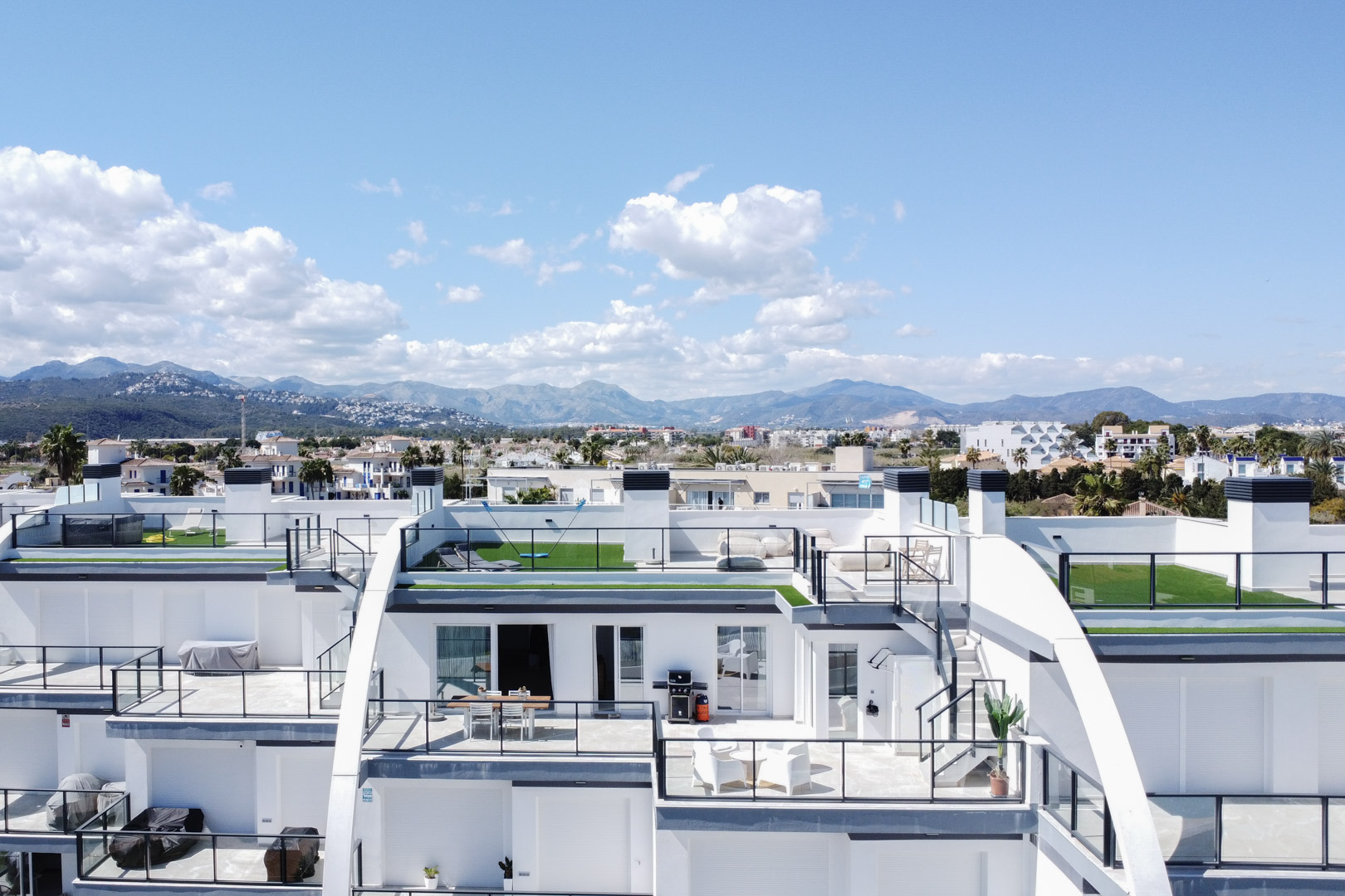 Ático de Lujo Frente al Mar con Vistas 360° en Denia, Ático de lujo en Denia, primera línea de playa. Disfruta de vistas panorámicas al mar y 360° desde su espectacular terraza en la azotea. 3 dorm, amueblado. ¡Tu