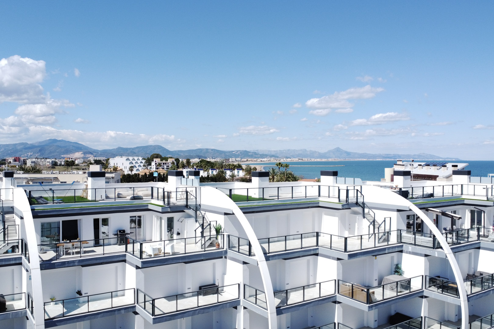 Ático de Lujo Frente al Mar con Vistas 360° en Denia, Ático de lujo en Denia, primera línea de playa. Disfruta de vistas panorámicas al mar y 360° desde su espectacular terraza en la azotea. 3 dorm, amueblado. ¡Tu