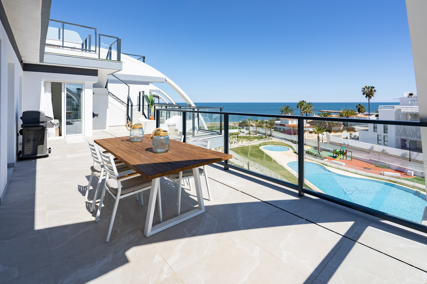 Ático de Lujo Frente al Mar con Vistas 360° en Denia, Ático de lujo en Denia, primera línea de playa. Disfruta de vistas panorámicas al mar y 360° desde su espectacular terraza en la azotea. 3 dorm, amueblado. ¡Tu