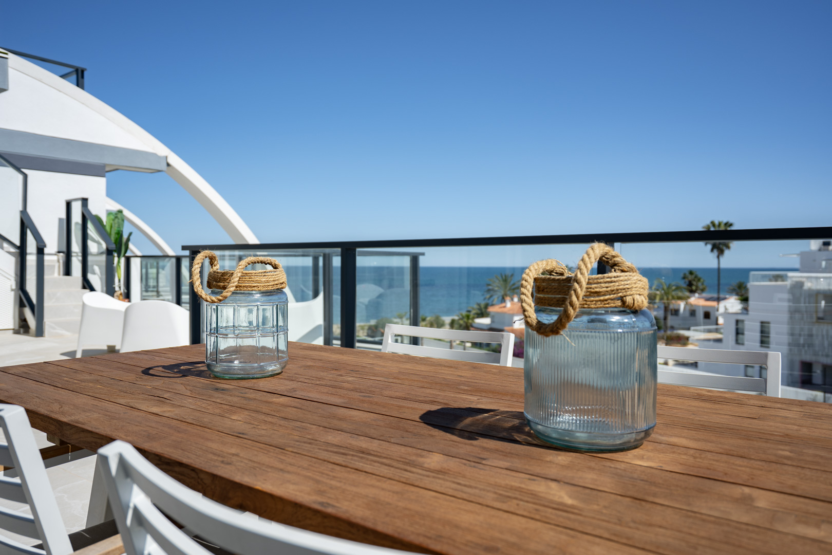 Ático de Lujo Frente al Mar con Vistas 360° en Denia, Ático de lujo en Denia, primera línea de playa. Disfruta de vistas panorámicas al mar y 360° desde su espectacular terraza en la azotea. 3 dorm, amueblado. ¡Tu