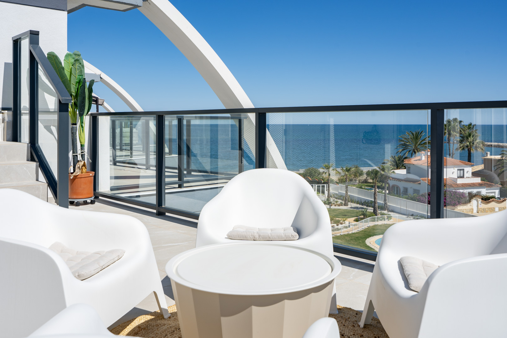 Ático de Lujo Frente al Mar con Vistas 360° en Denia, Ático de lujo en Denia, primera línea de playa. Disfruta de vistas panorámicas al mar y 360° desde su espectacular terraza en la azotea. 3 dorm, amueblado. ¡Tu