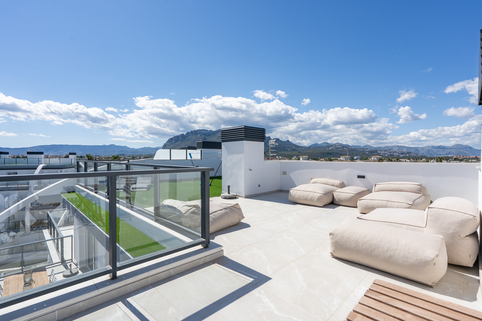Ático de Lujo Frente al Mar con Vistas 360° en Denia, Ático de lujo en Denia, primera línea de playa. Disfruta de vistas panorámicas al mar y 360° desde su espectacular terraza en la azotea. 3 dorm, amueblado. ¡Tu