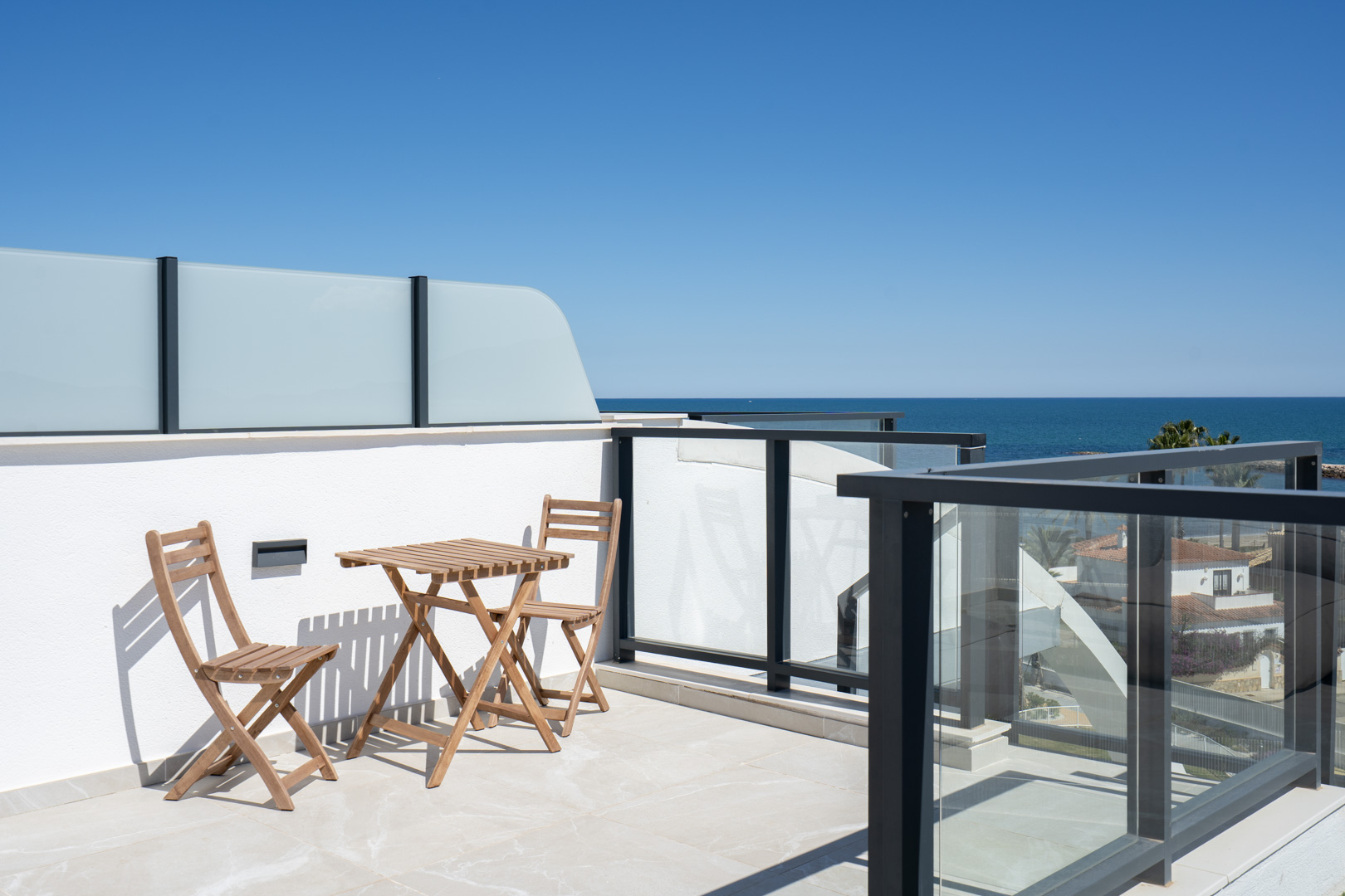 Ático de Lujo Frente al Mar con Vistas 360° en Denia, Ático de lujo en Denia, primera línea de playa. Disfruta de vistas panorámicas al mar y 360° desde su espectacular terraza en la azotea. 3 dorm, amueblado. ¡Tu