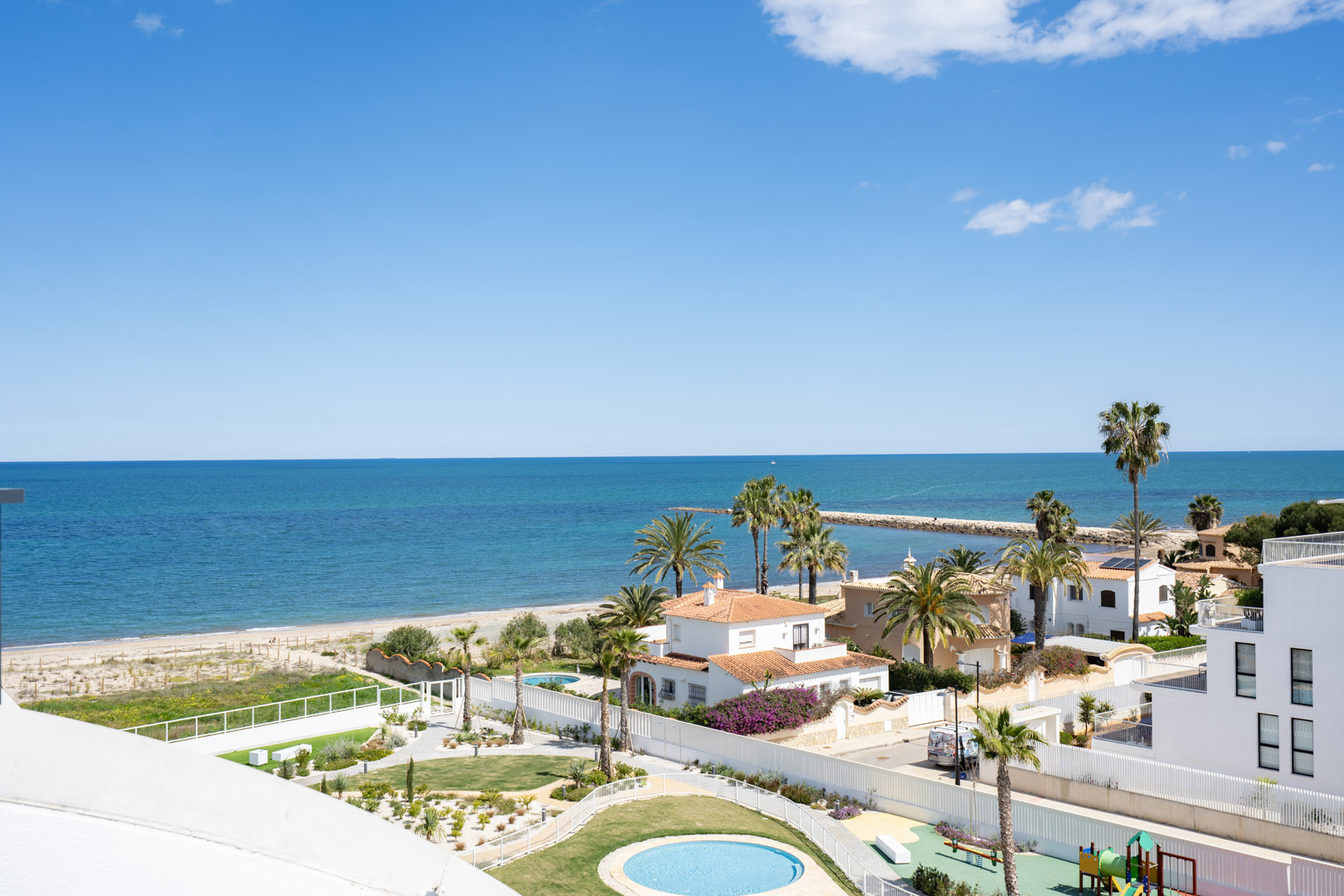 Ático de Lujo Frente al Mar con Vistas 360° en Denia, Ático de lujo en Denia, primera línea de playa. Disfruta de vistas panorámicas al mar y 360° desde su espectacular terraza en la azotea. 3 dorm, amueblado. ¡Tu