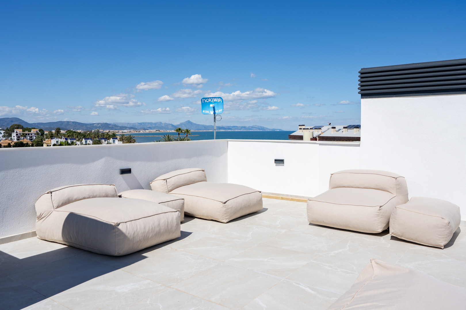 Ático de Lujo Frente al Mar con Vistas 360° en Denia, Ático de lujo en Denia, primera línea de playa. Disfruta de vistas panorámicas al mar y 360° desde su espectacular terraza en la azotea. 3 dorm, amueblado. ¡Tu