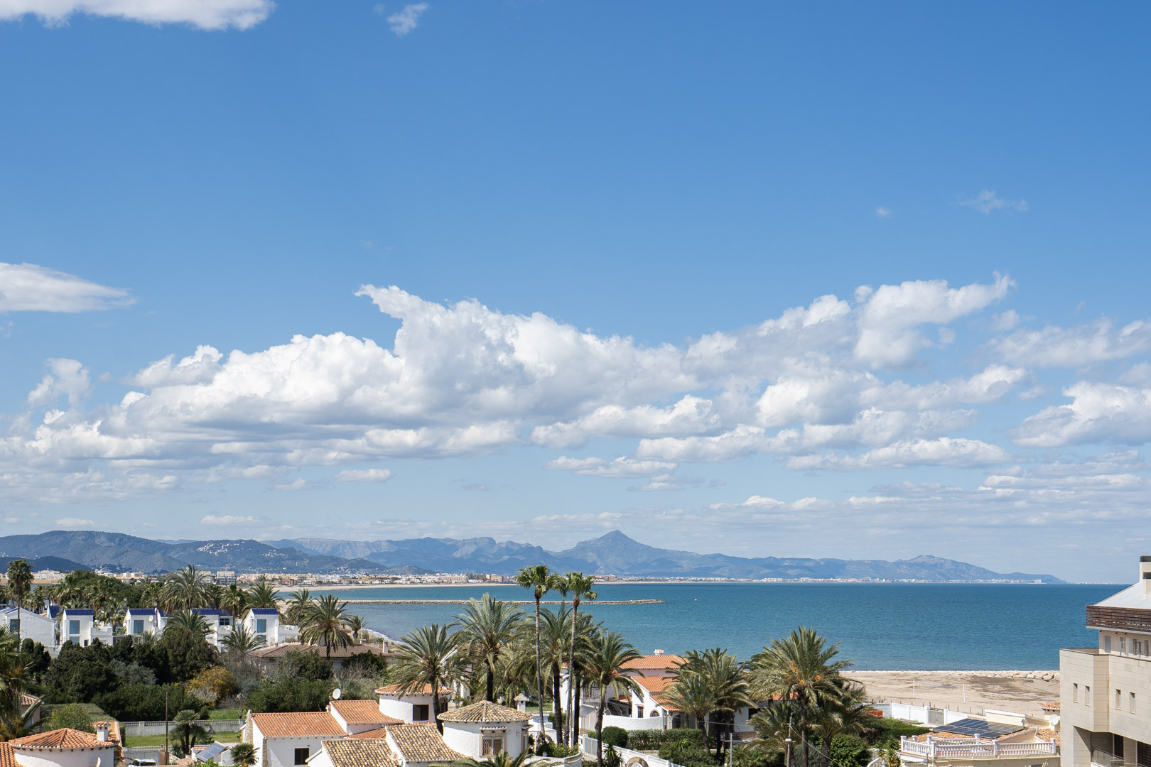 Ático de Lujo Frente al Mar con Vistas 360° en Denia, Ático de lujo en Denia, primera línea de playa. Disfruta de vistas panorámicas al mar y 360° desde su espectacular terraza en la azotea. 3 dorm, amueblado. ¡Tu