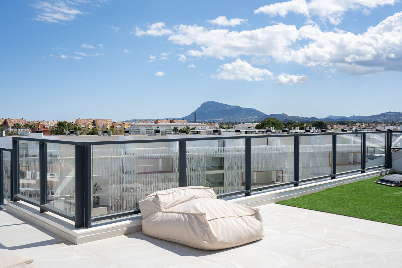 Ático de Lujo Frente al Mar con Vistas 360° en Denia, Ático de lujo en Denia, primera línea de playa. Disfruta de vistas panorámicas al mar y 360° desde su espectacular terraza en la azotea. 3 dorm, amueblado. ¡Tu