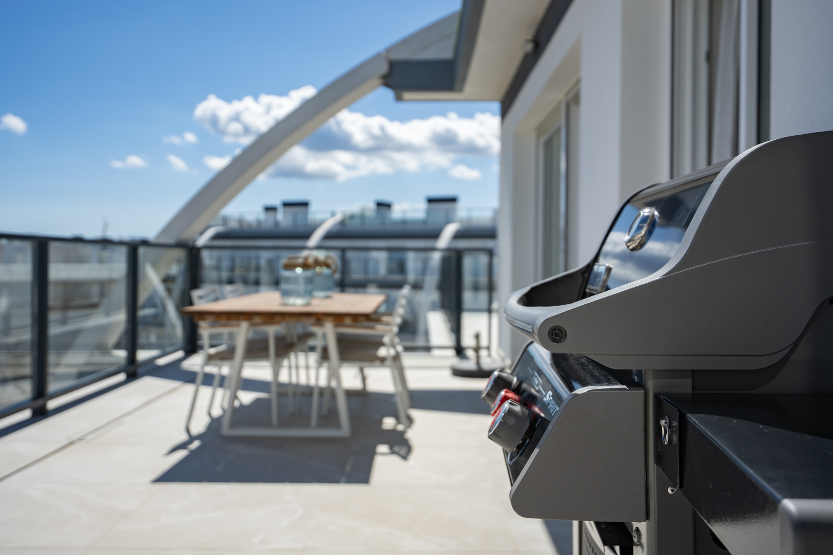 Ático de Lujo Frente al Mar con Vistas 360° en Denia, Ático de lujo en Denia, primera línea de playa. Disfruta de vistas panorámicas al mar y 360° desde su espectacular terraza en la azotea. 3 dorm, amueblado. ¡Tu