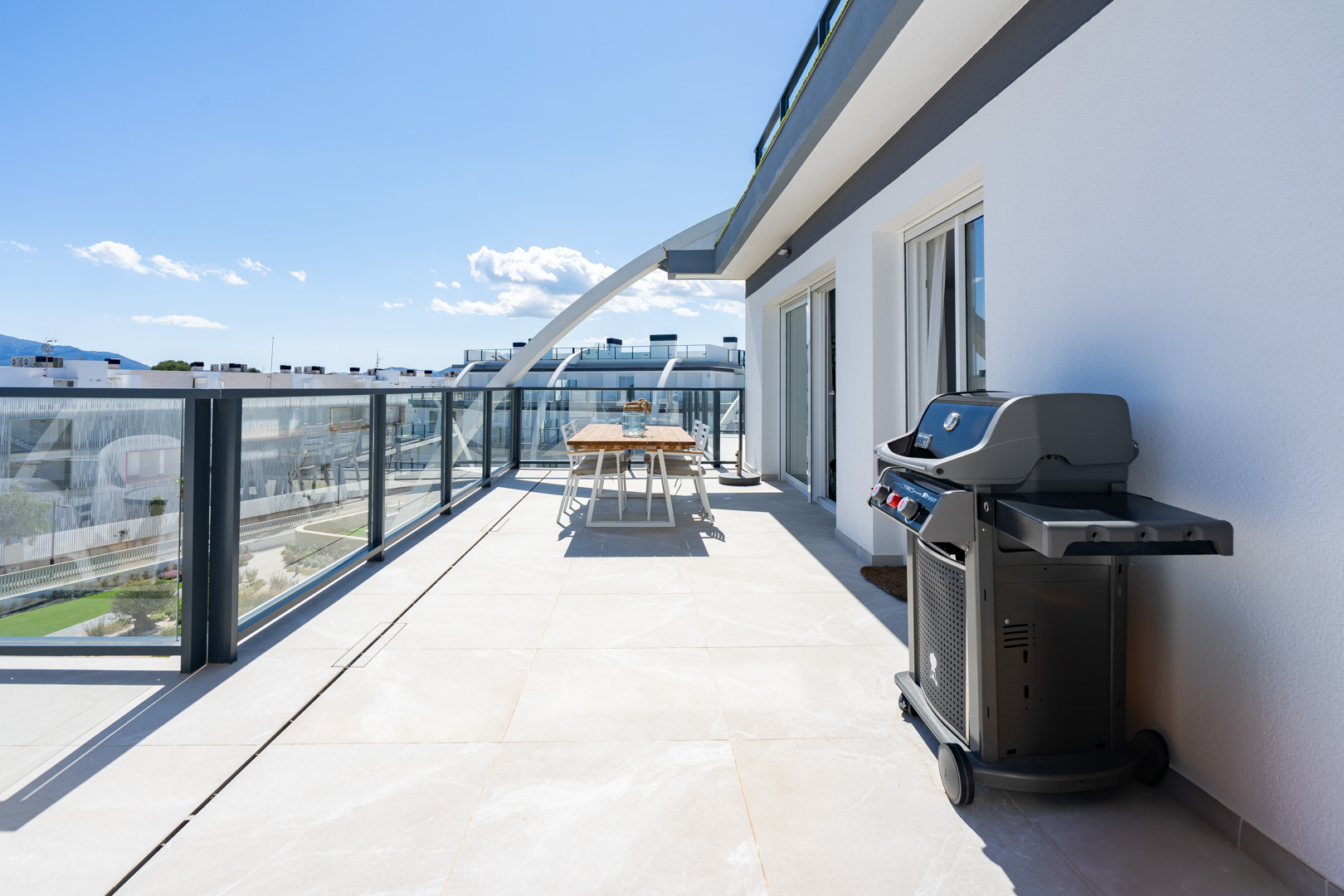 Ático de Lujo Frente al Mar con Vistas 360° en Denia, Ático de lujo en Denia, primera línea de playa. Disfruta de vistas panorámicas al mar y 360° desde su espectacular terraza en la azotea. 3 dorm, amueblado. ¡Tu