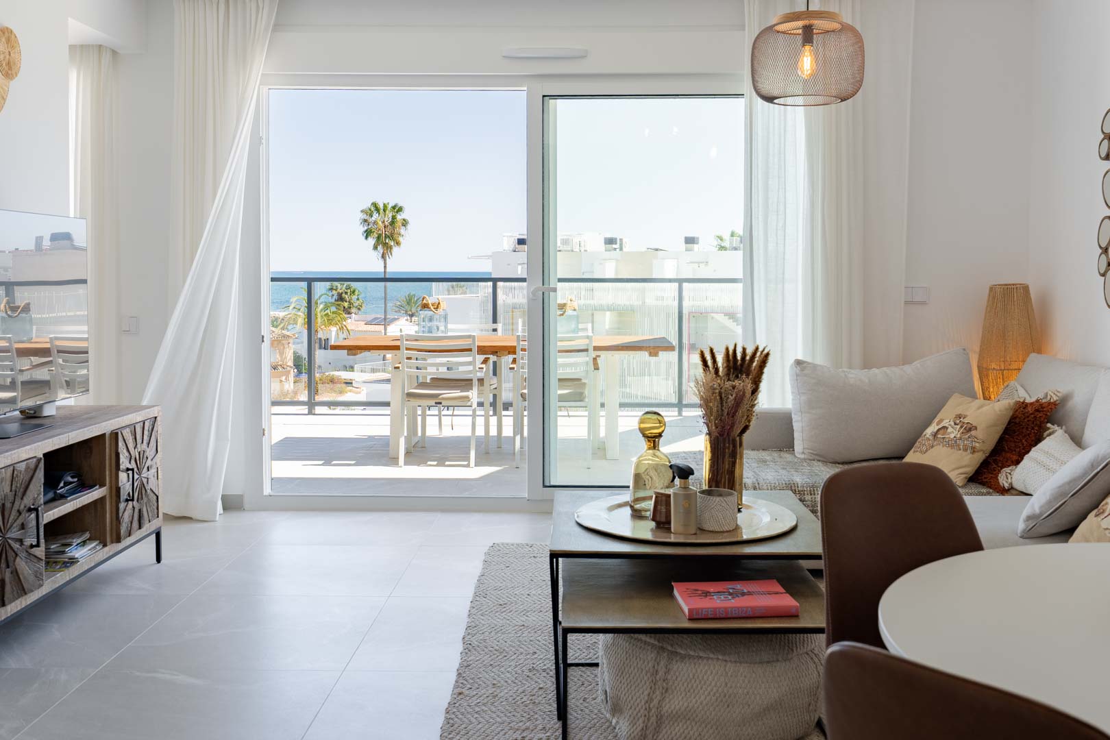 Ático de Lujo Frente al Mar con Vistas 360° en Denia, Ático de lujo en Denia, primera línea de playa. Disfruta de vistas panorámicas al mar y 360° desde su espectacular terraza en la azotea. 3 dorm, amueblado. ¡Tu
