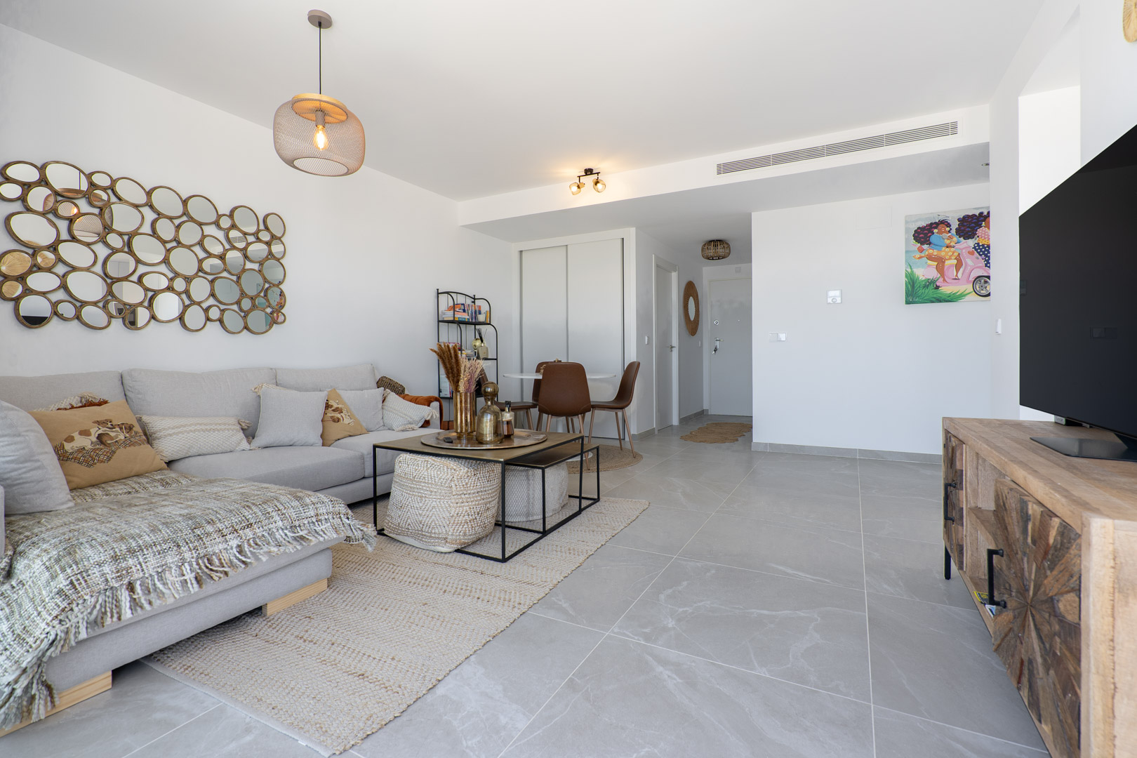 Ático de Lujo Frente al Mar con Vistas 360° en Denia, Ático de lujo en Denia, primera línea de playa. Disfruta de vistas panorámicas al mar y 360° desde su espectacular terraza en la azotea. 3 dorm, amueblado. ¡Tu