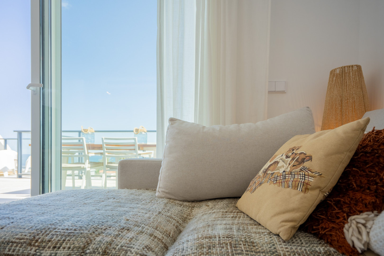 Ático de Lujo Frente al Mar con Vistas 360° en Denia, Ático de lujo en Denia, primera línea de playa. Disfruta de vistas panorámicas al mar y 360° desde su espectacular terraza en la azotea. 3 dorm, amueblado. ¡Tu
