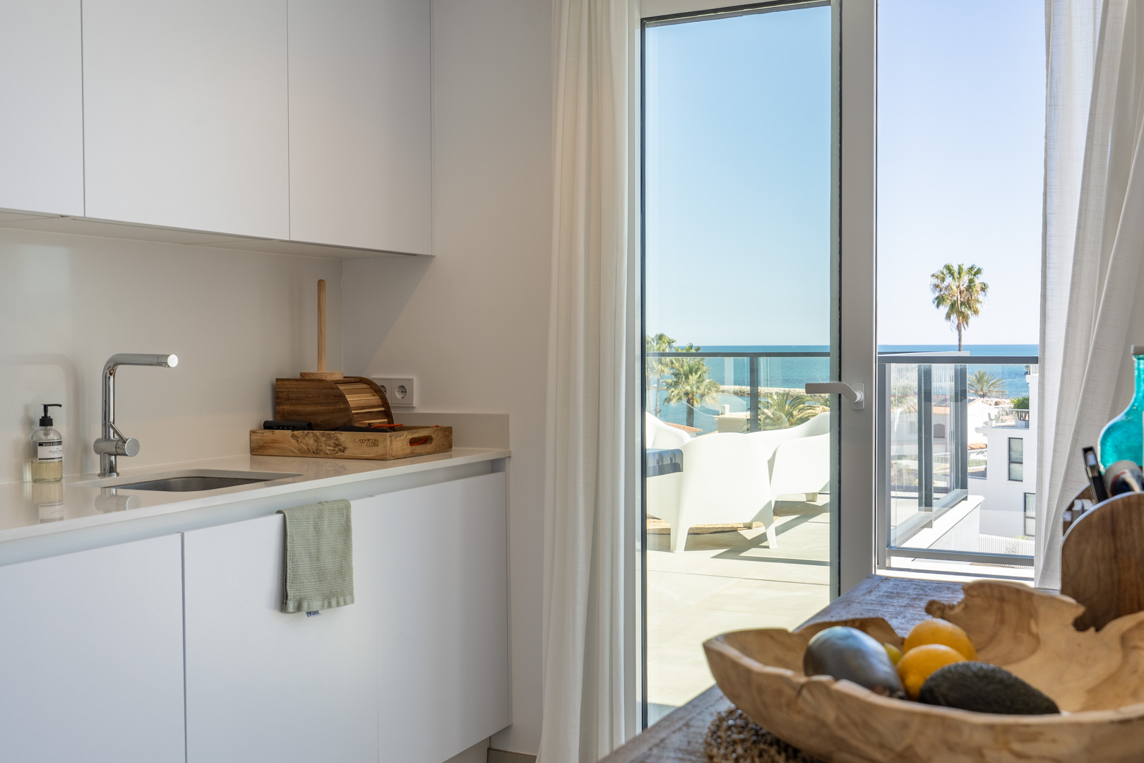 Ático de Lujo Frente al Mar con Vistas 360° en Denia, Ático de lujo en Denia, primera línea de playa. Disfruta de vistas panorámicas al mar y 360° desde su espectacular terraza en la azotea. 3 dorm, amueblado. ¡Tu