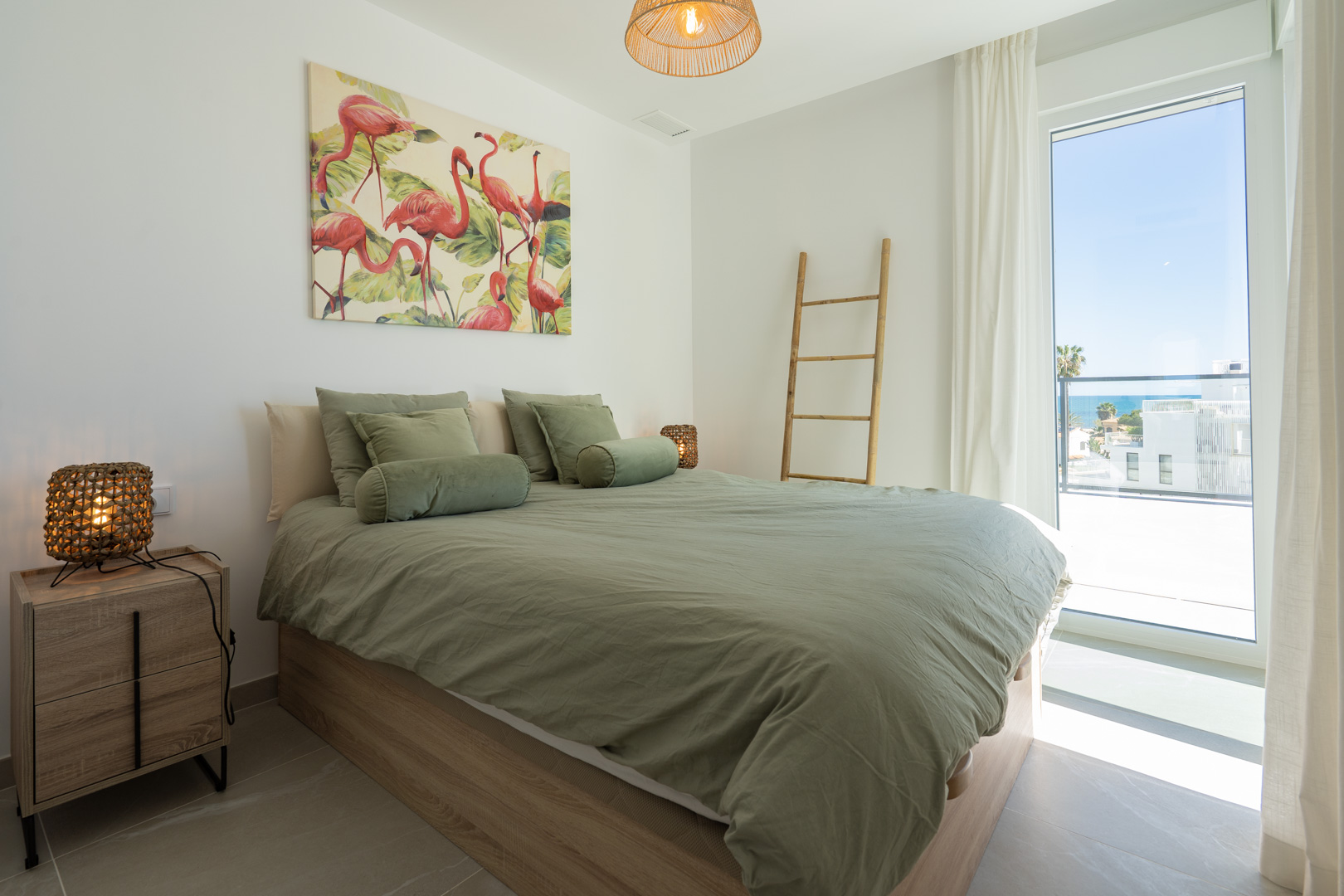Ático de Lujo Frente al Mar con Vistas 360° en Denia, Ático de lujo en Denia, primera línea de playa. Disfruta de vistas panorámicas al mar y 360° desde su espectacular terraza en la azotea. 3 dorm, amueblado. ¡Tu
