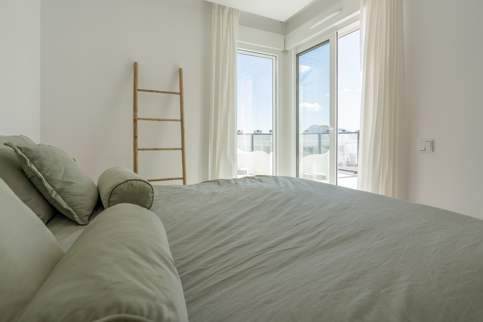 Ático de Lujo Frente al Mar con Vistas 360° en Denia, Ático de lujo en Denia, primera línea de playa. Disfruta de vistas panorámicas al mar y 360° desde su espectacular terraza en la azotea. 3 dorm, amueblado. ¡Tu