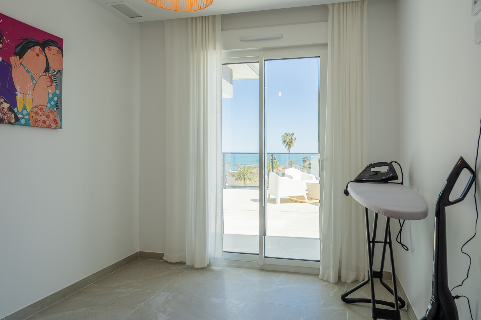 Ático de Lujo Frente al Mar con Vistas 360° en Denia, Ático de lujo en Denia, primera línea de playa. Disfruta de vistas panorámicas al mar y 360° desde su espectacular terraza en la azotea. 3 dorm, amueblado. ¡Tu