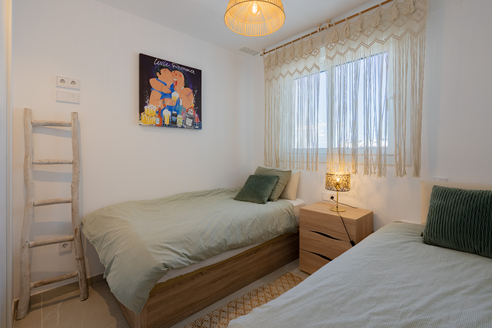 Ático de Lujo Frente al Mar con Vistas 360° en Denia, Ático de lujo en Denia, primera línea de playa. Disfruta de vistas panorámicas al mar y 360° desde su espectacular terraza en la azotea. 3 dorm, amueblado. ¡Tu