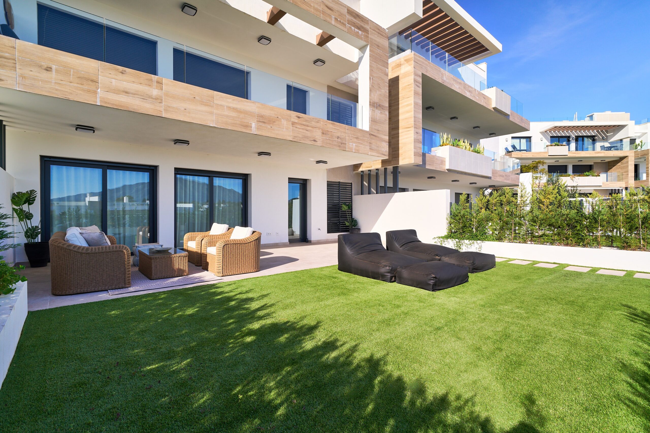Lujo Obra Nueva en Atalaya, Estepona, Apartamento obra nueva en Atalaya, Estepona. 2 hab, terraza con vistas Costa del Sol. Zonas comunes: piscinas, gym. ¡Invierte en tu vida de ensueño!
