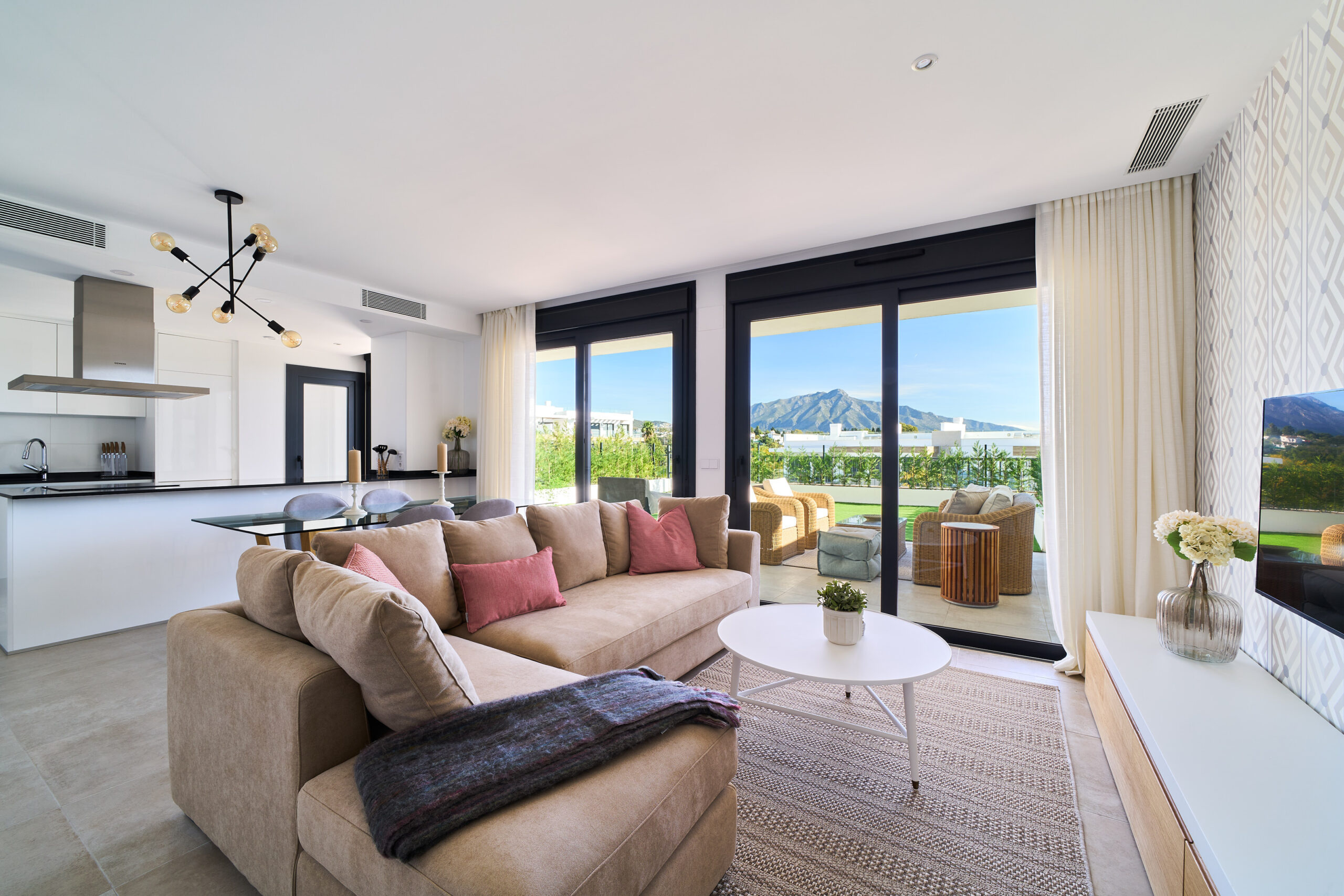 Lujo Obra Nueva en Atalaya, Estepona, Apartamento obra nueva en Atalaya, Estepona. 2 hab, terraza con vistas Costa del Sol. Zonas comunes: piscinas, gym. ¡Invierte en tu vida de ensueño!