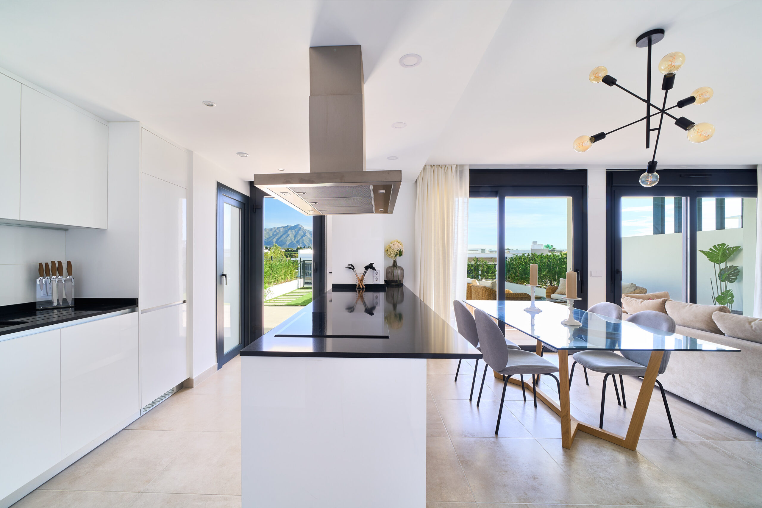 Lujo Obra Nueva en Atalaya, Estepona, Apartamento obra nueva en Atalaya, Estepona. 2 hab, terraza con vistas Costa del Sol. Zonas comunes: piscinas, gym. ¡Invierte en tu vida de ensueño!